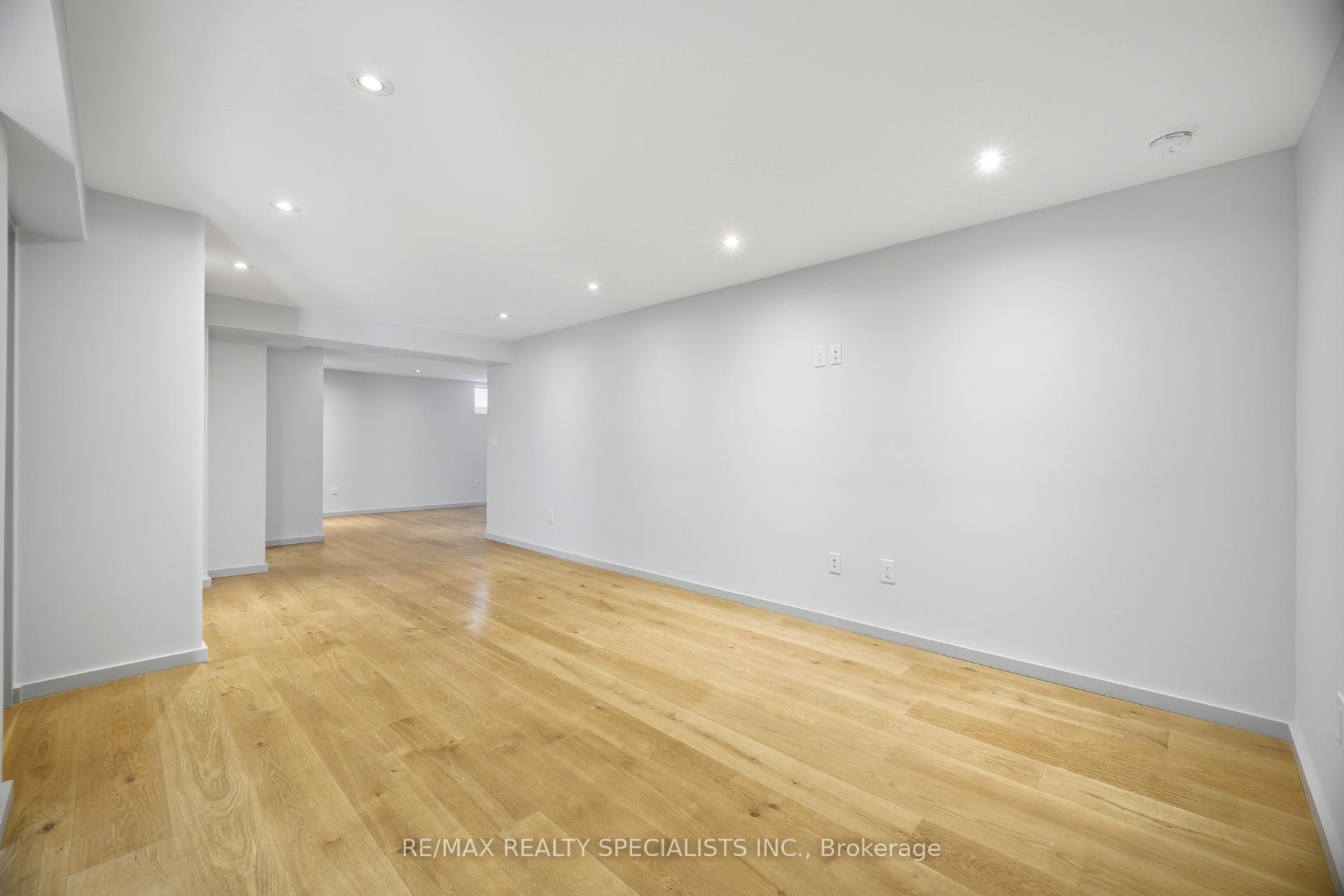 Photo 39 of 870 Hollowtree Crescent, Mississauga, Applewood — HOMEH