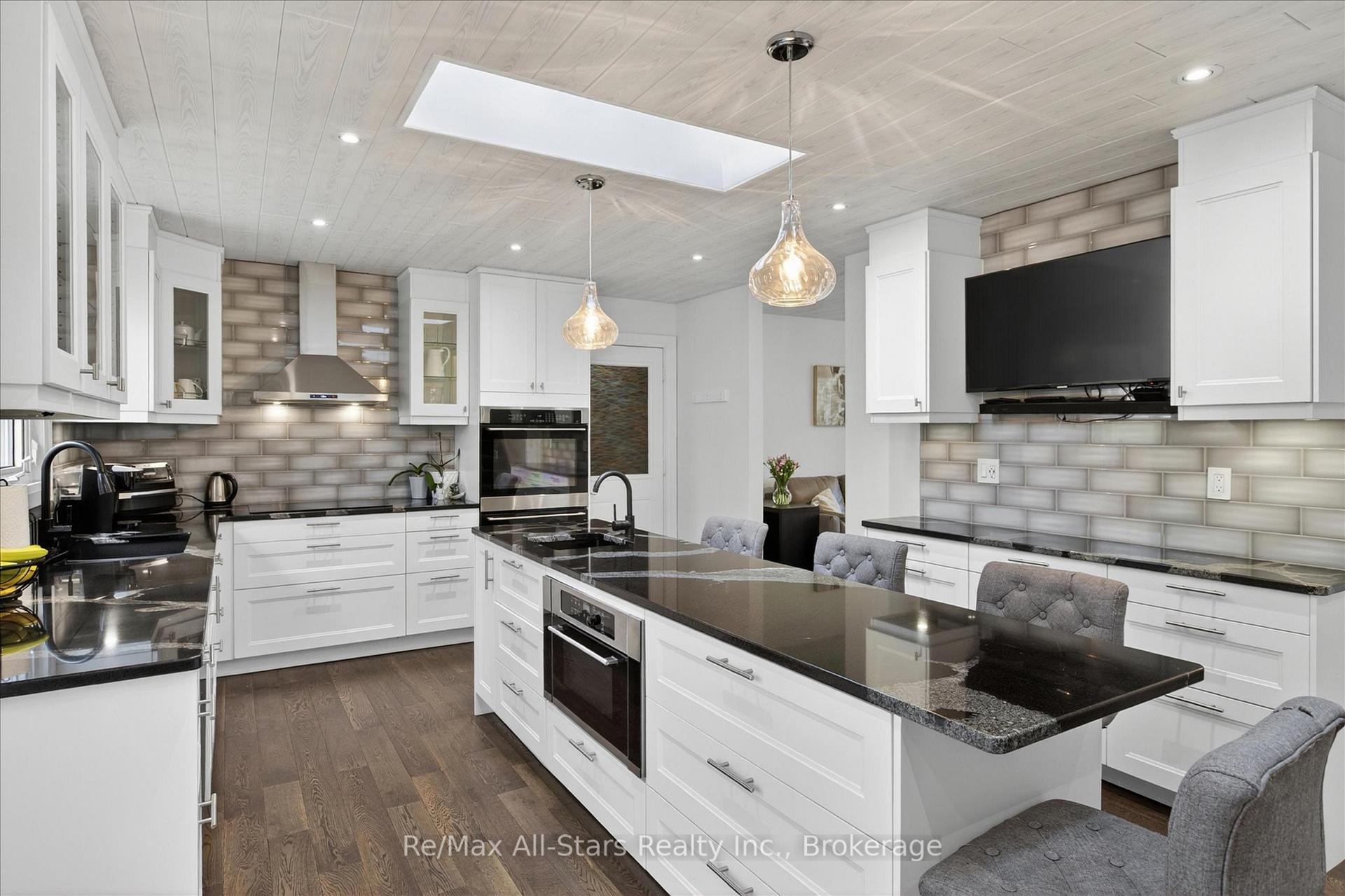 Photo 5 of 1558 Highway 7A, Kawartha Lakes, Manvers — HOMEH