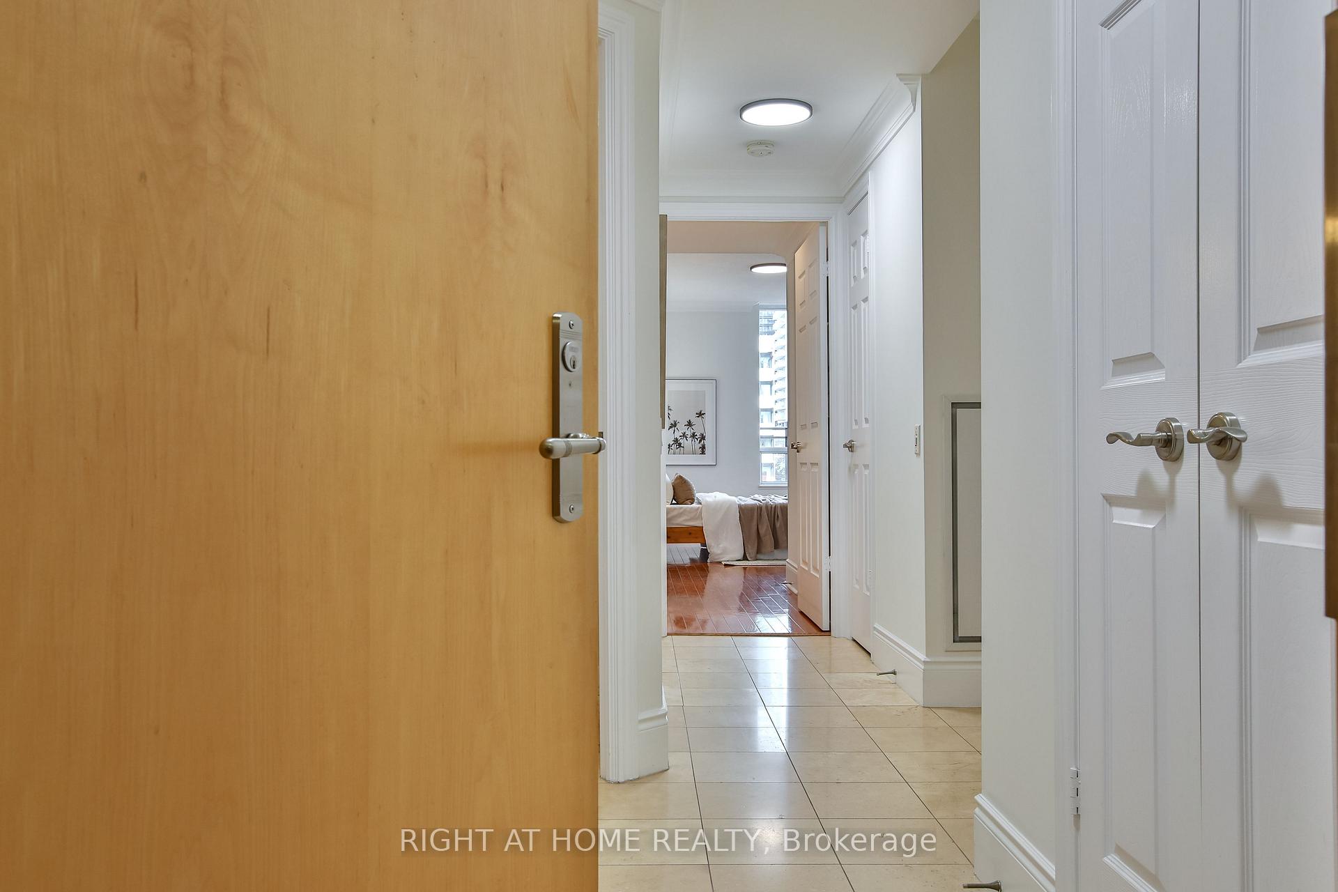Photo 2 of Unit 404, 123 Eglinton Avenue E, Toronto, Mount Pleasant West — HOMEH