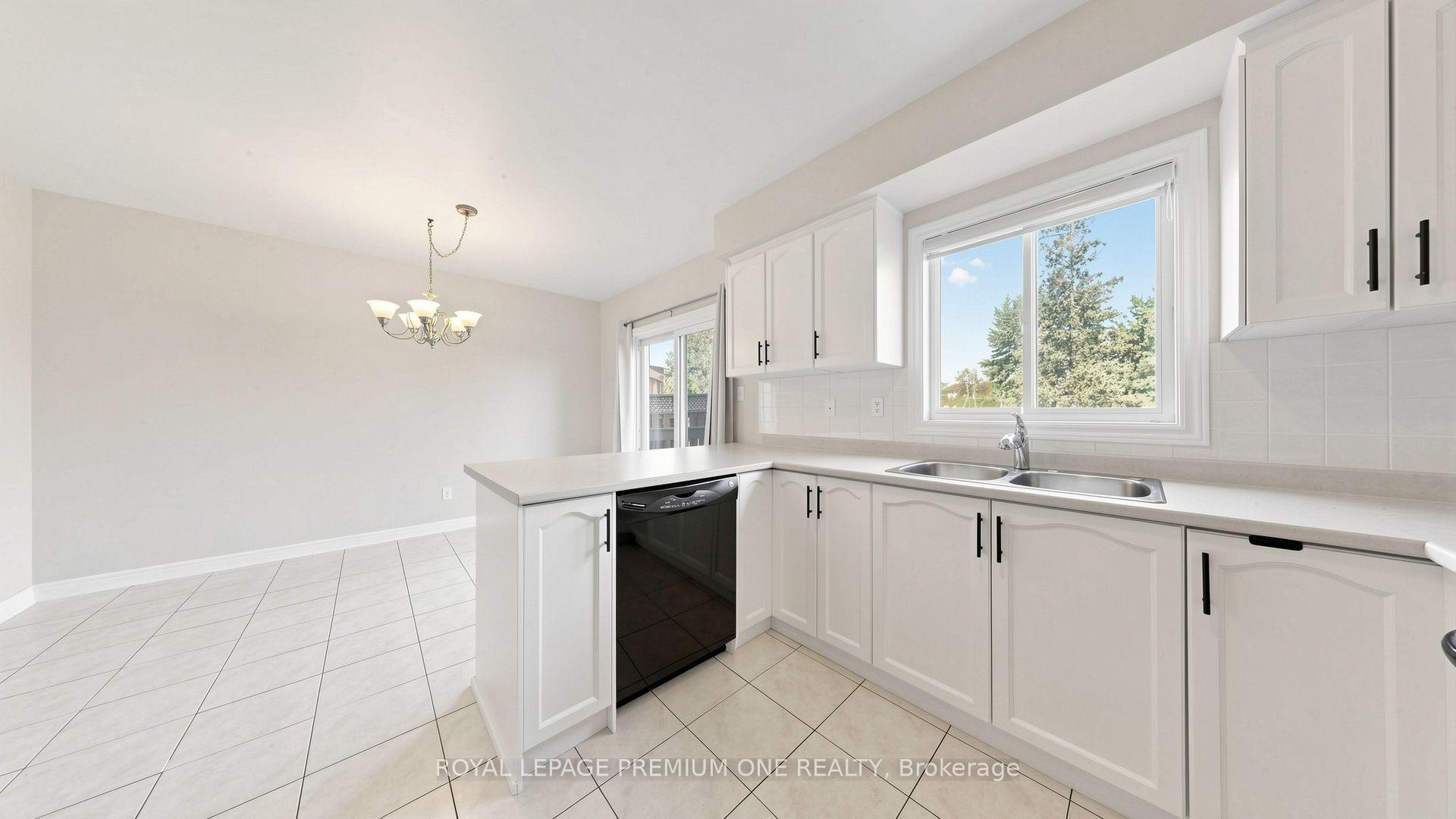 Photo 11 of 37 Coolspring Crescent, Caledon, Bolton East — HOMEH