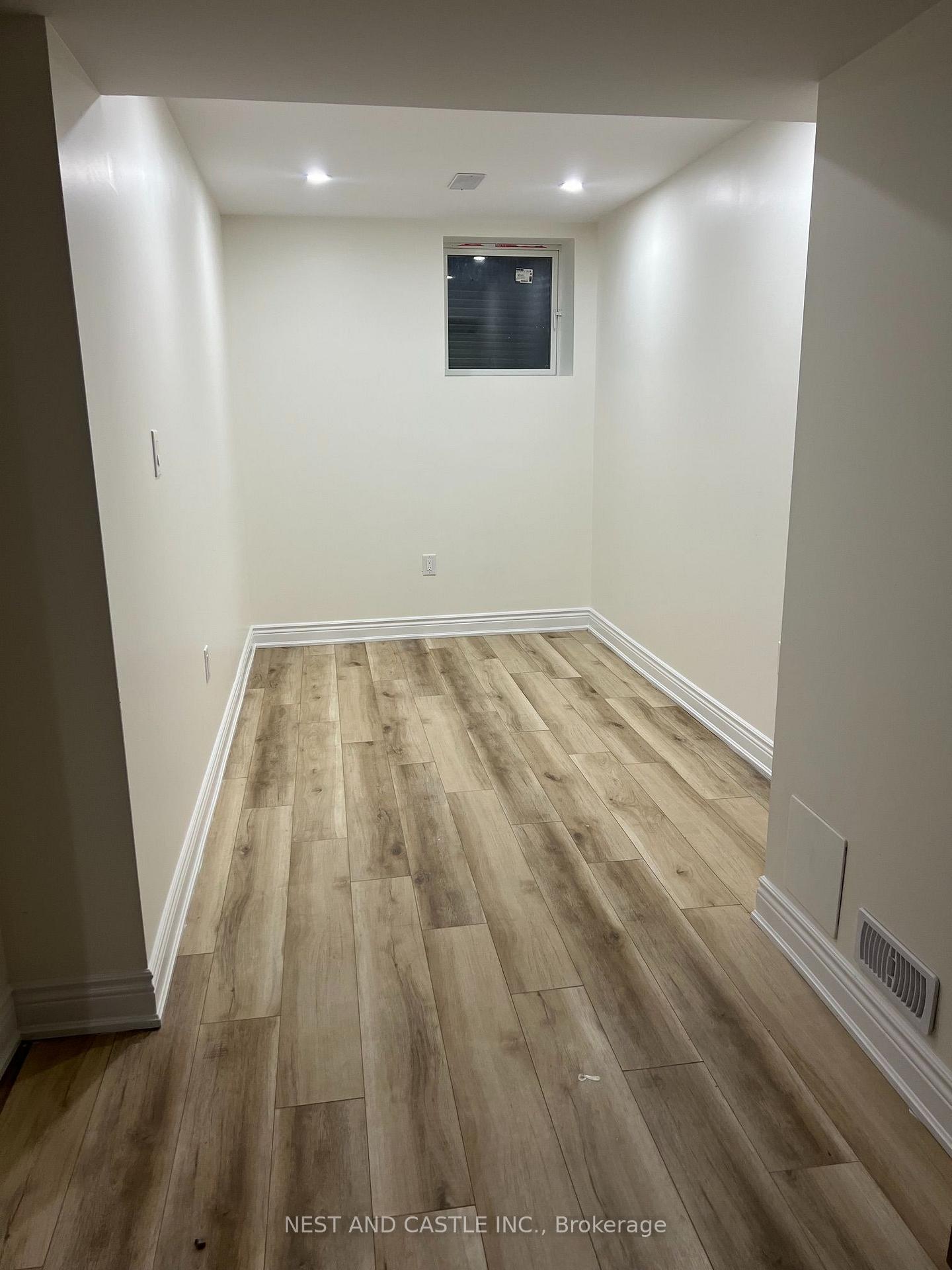 Photo 5 of 33 Lanark Circle, Brampton, Credit Valley — HOMEH