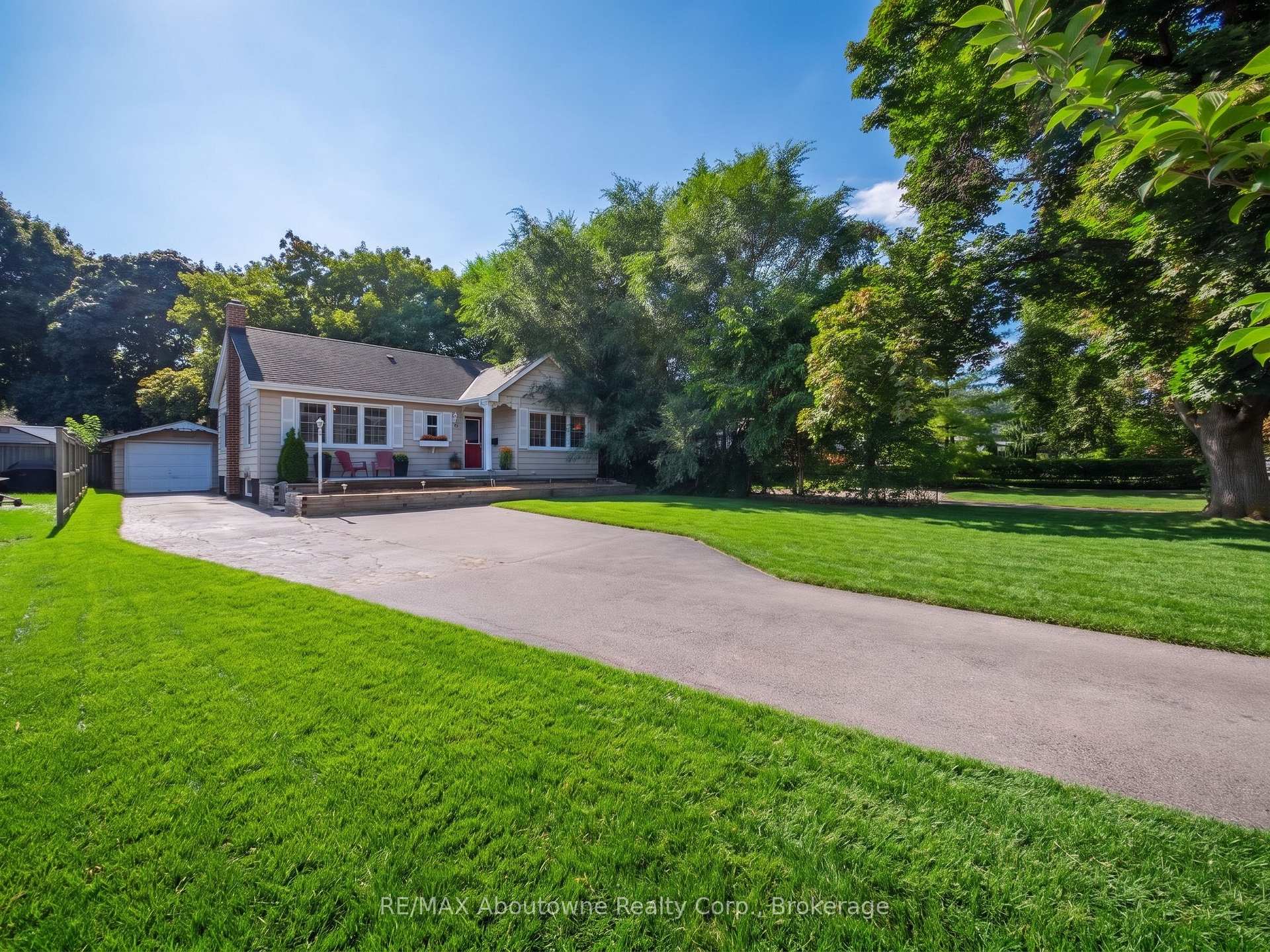 Photo 3 of 938 King Road, Burlington, LaSalle — HOMEH