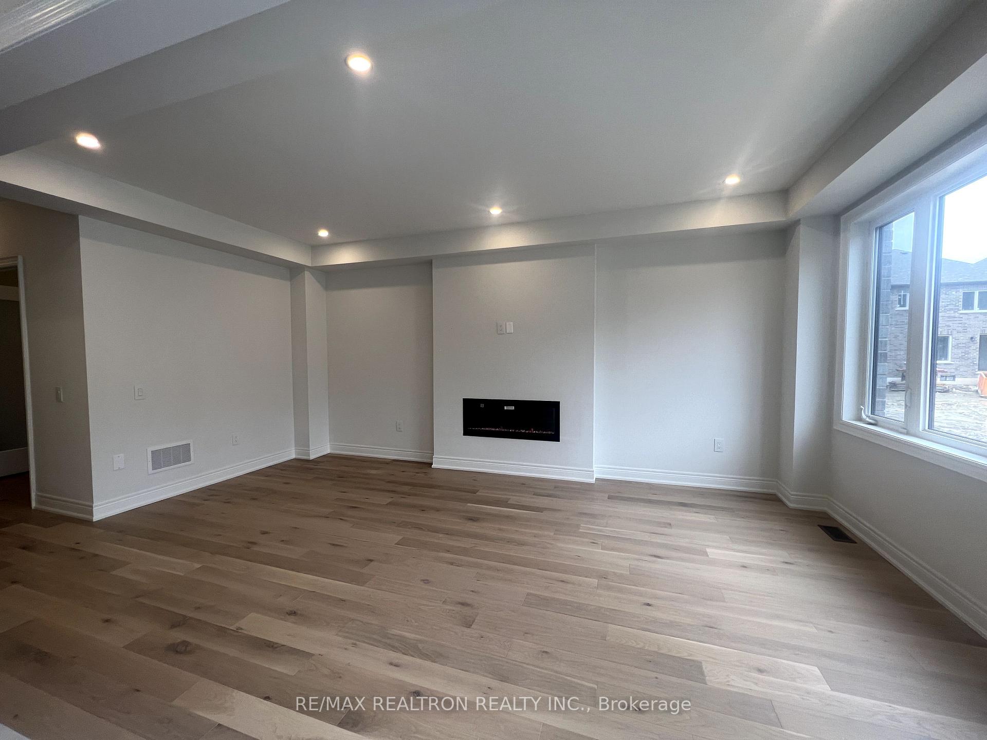 Photo 8 of 65 Kentledge Avenue, East Gwillimbury, Holland Landing — HOMEH