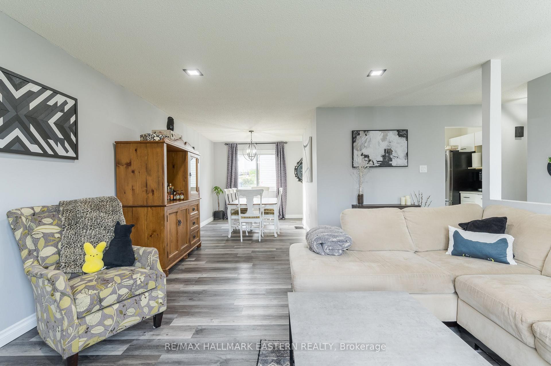 Photo 3 of 1663 Ramblewood Drive, Peterborough, Otonabee Ward 1 — HOMEH