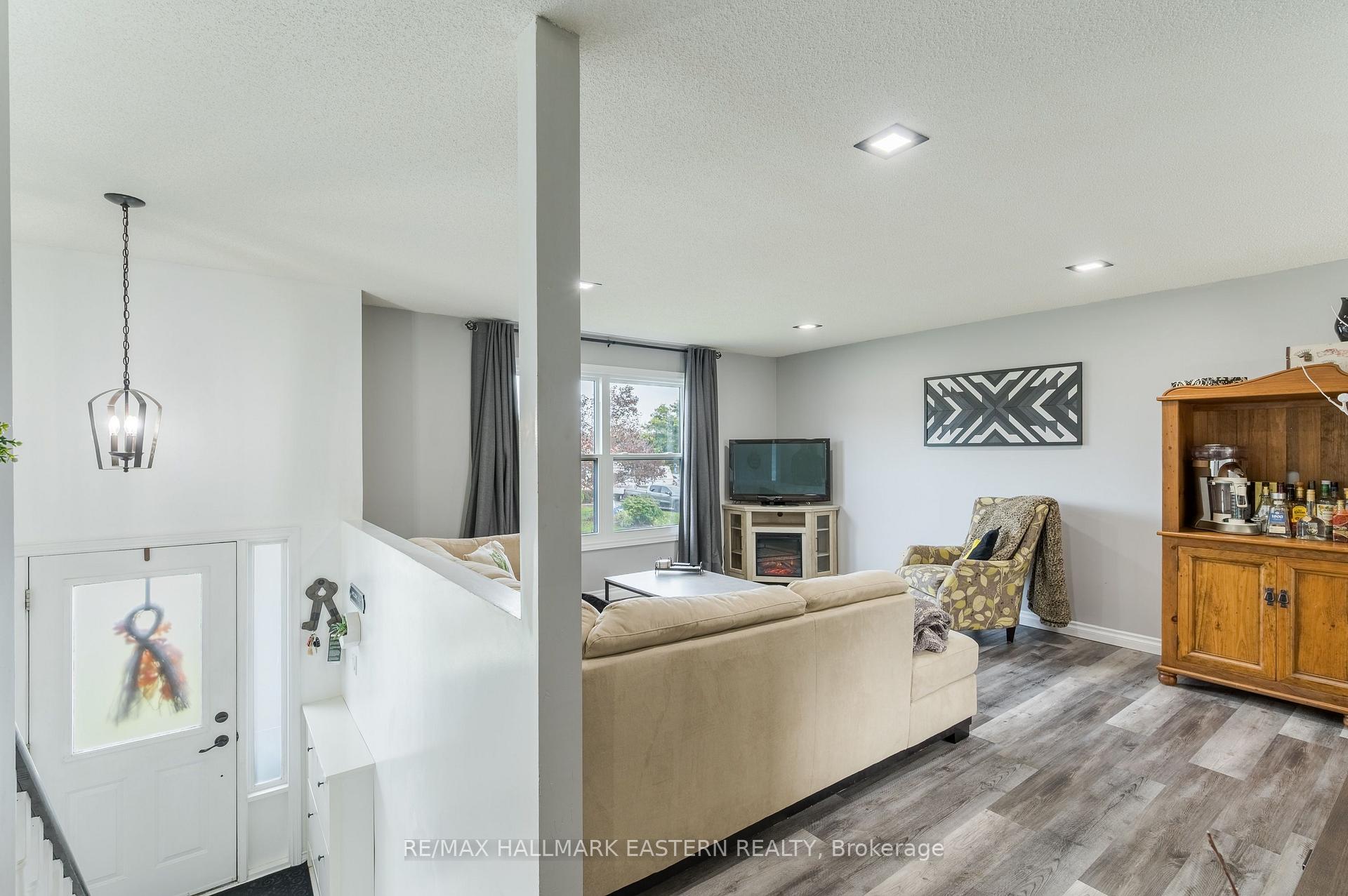 Photo 4 of 1663 Ramblewood Drive, Peterborough, Otonabee Ward 1 — HOMEH