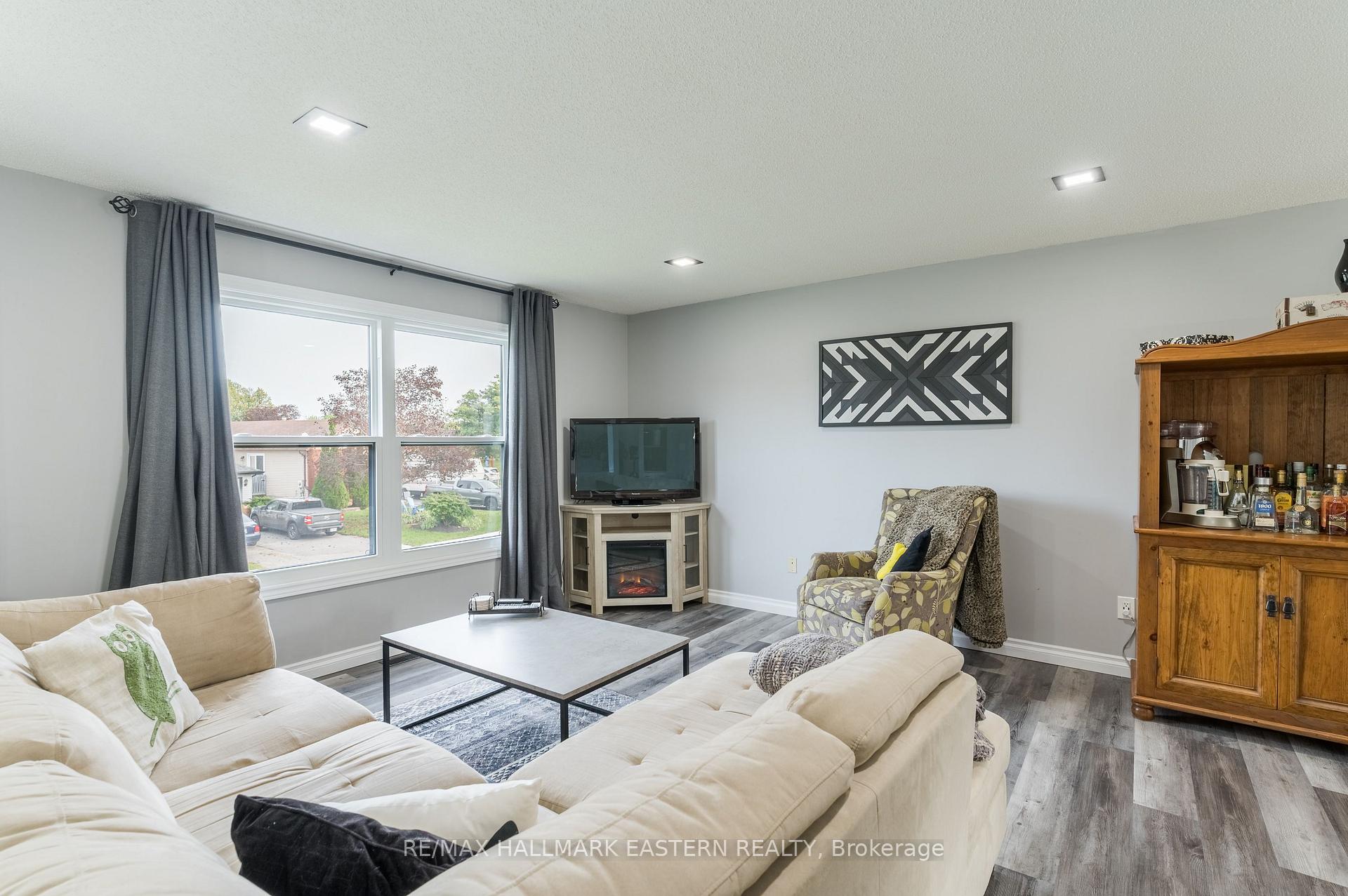 Photo 5 of 1663 Ramblewood Drive, Peterborough, Otonabee Ward 1 — HOMEH