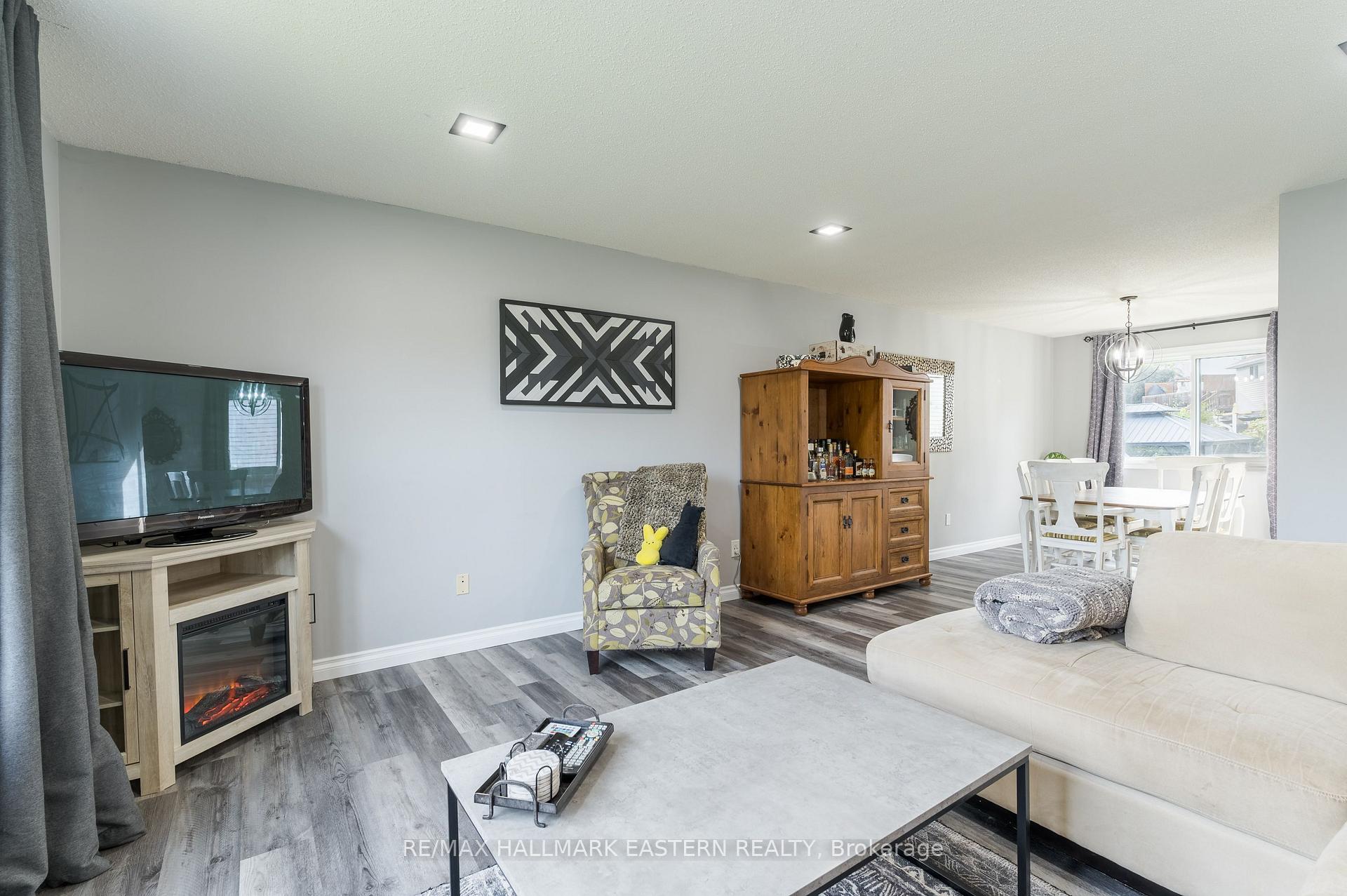 Photo 8 of 1663 Ramblewood Drive, Peterborough, Otonabee Ward 1 — HOMEH