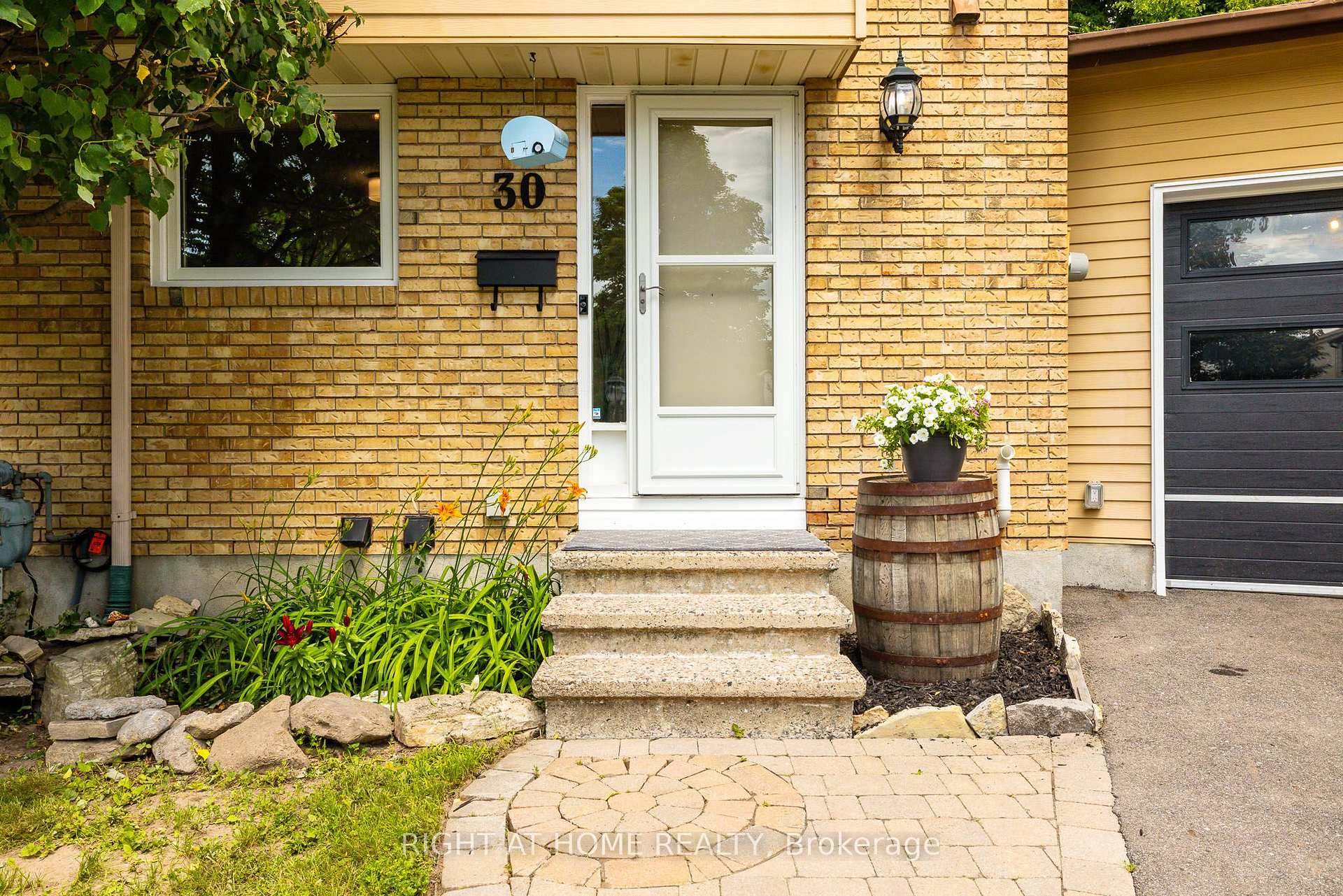 Photo 4 of 30 Berkshire Way, Ottawa, Barrhaven - Pheasant Run — HOMEH