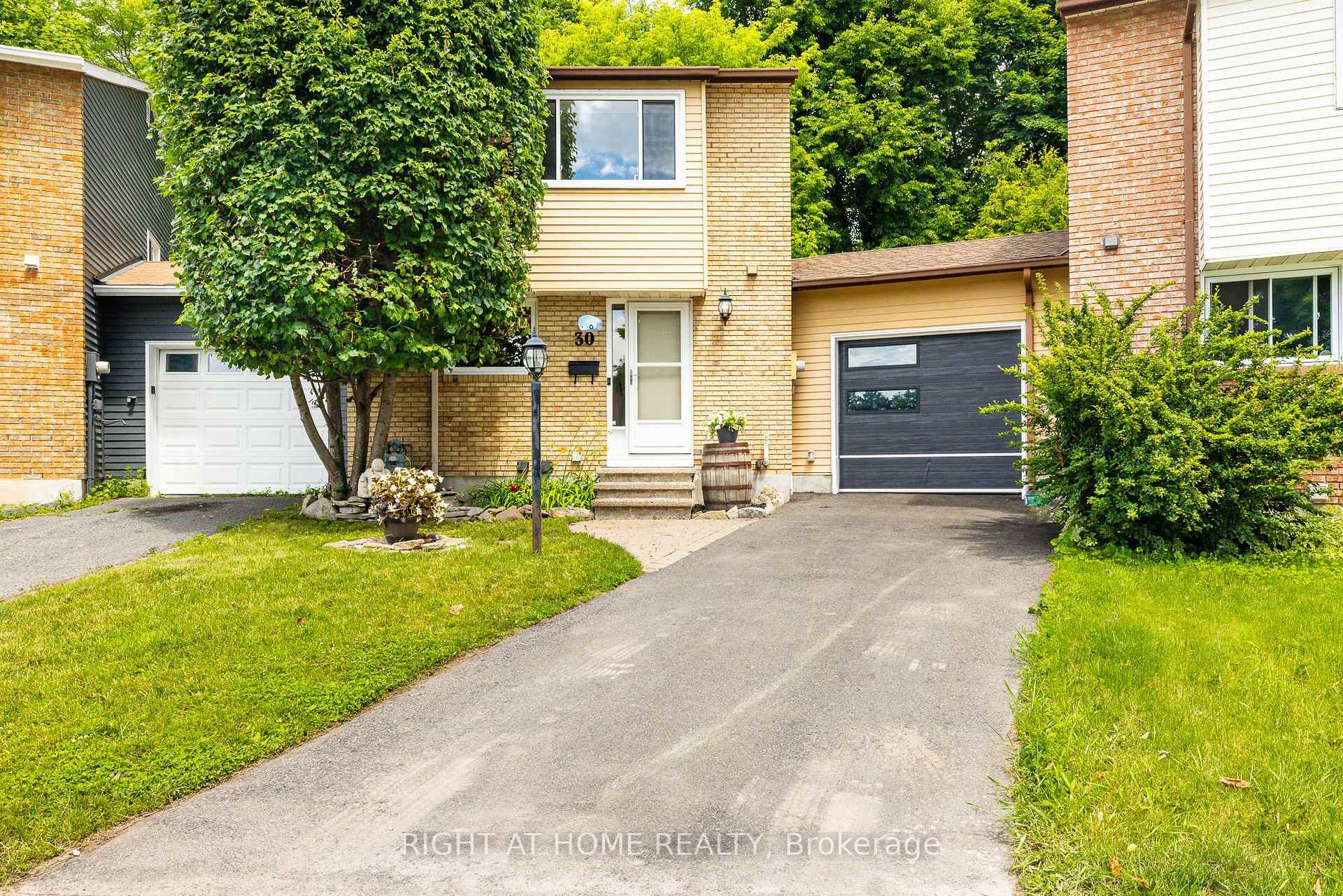 Photo 3 of 30 Berkshire Way, Ottawa, Barrhaven - Pheasant Run — HOMEH