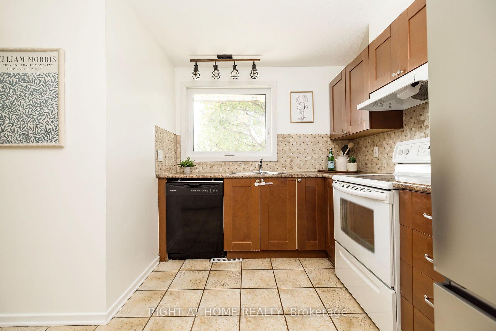 Photo 13 of 30 Berkshire Way, Ottawa, Barrhaven - Pheasant Run — HOMEH