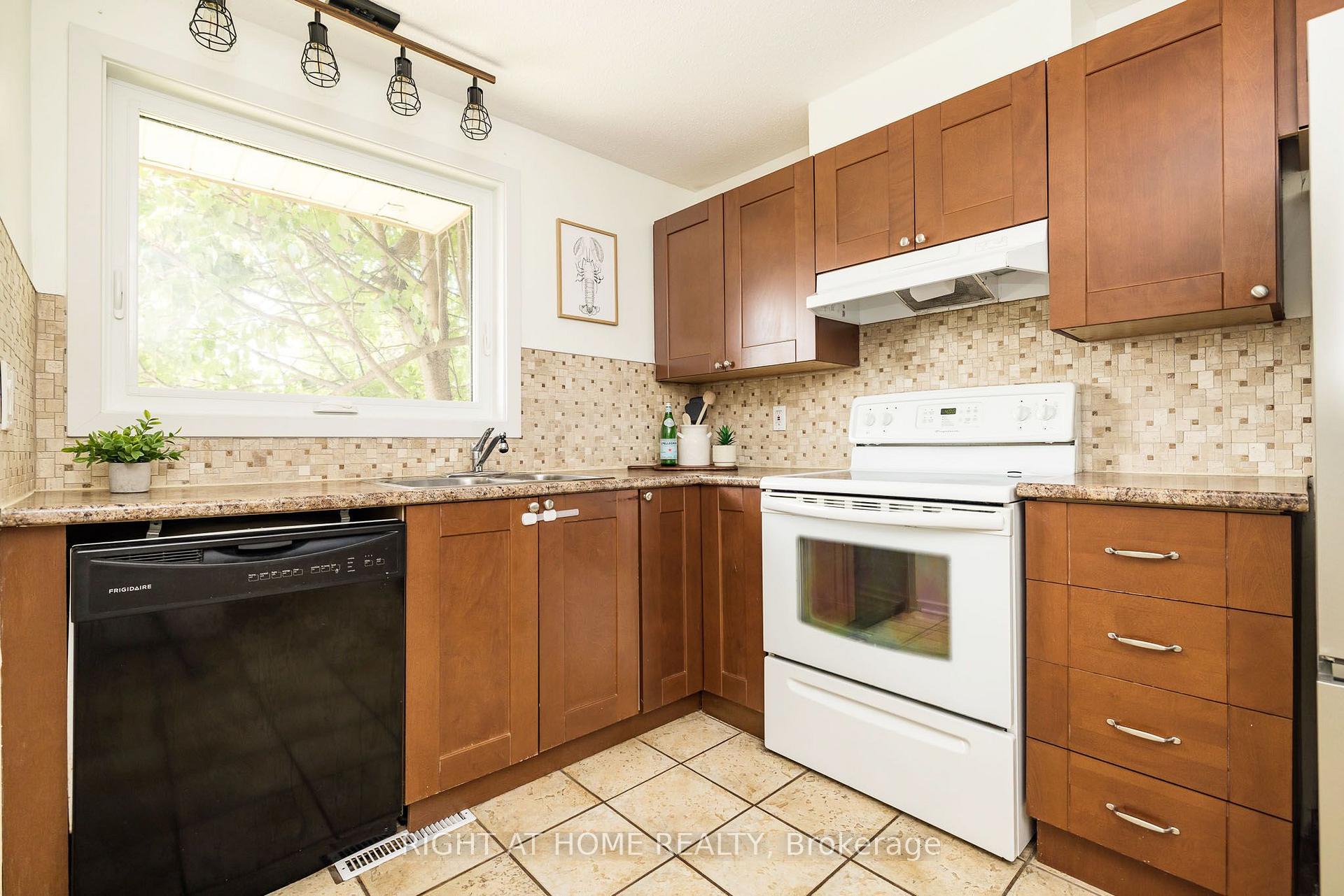 Photo 14 of 30 Berkshire Way, Ottawa, Barrhaven - Pheasant Run — HOMEH