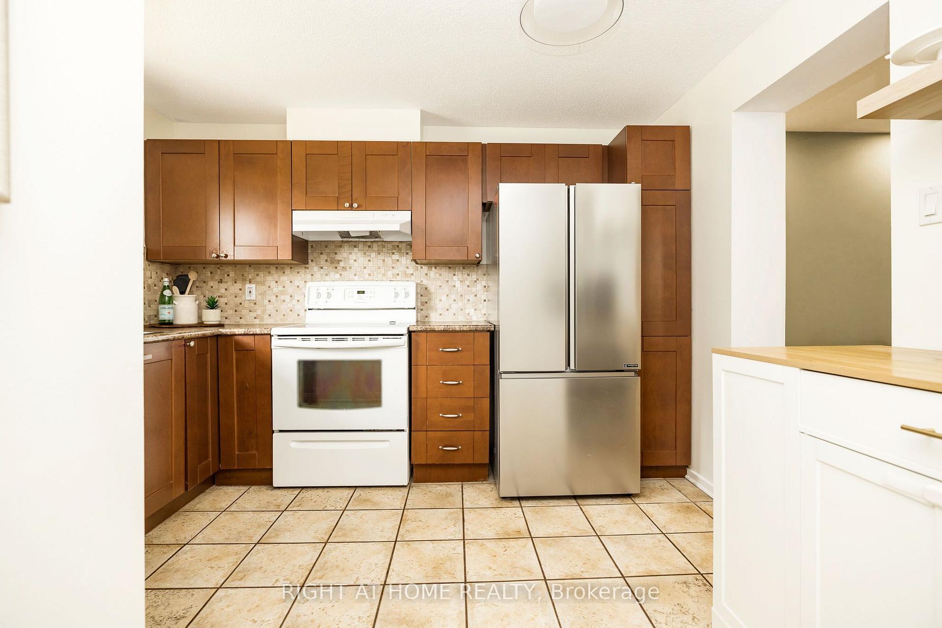 Photo 15 of 30 Berkshire Way, Ottawa, Barrhaven - Pheasant Run — HOMEH