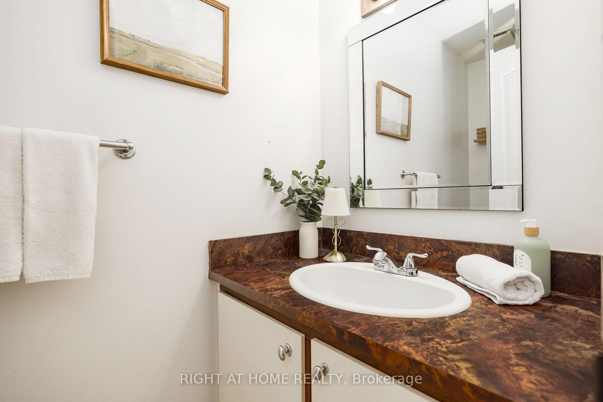 Photo 17 of 30 Berkshire Way, Ottawa, Barrhaven - Pheasant Run — HOMEH