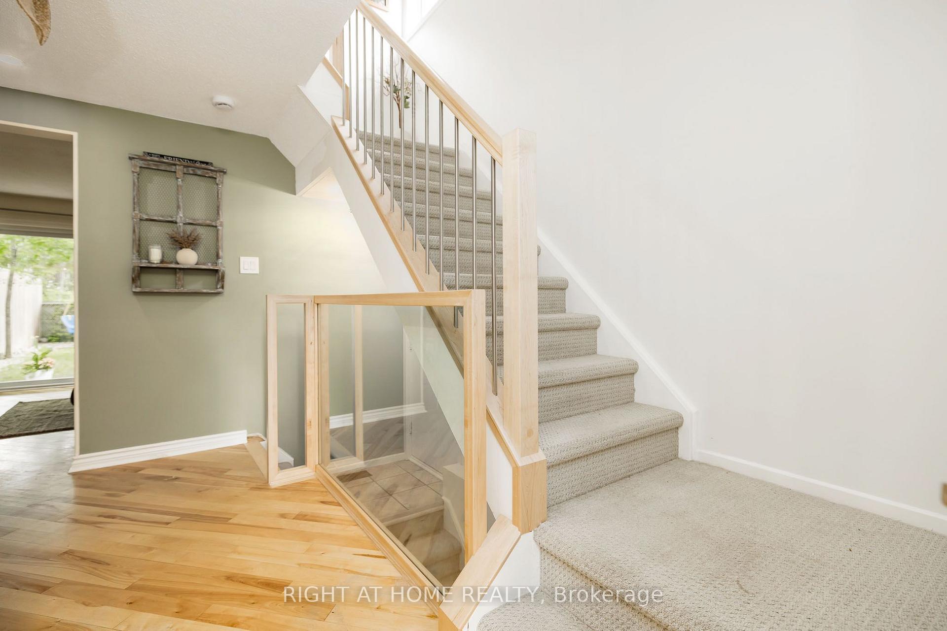 Photo 18 of 30 Berkshire Way, Ottawa, Barrhaven - Pheasant Run — HOMEH