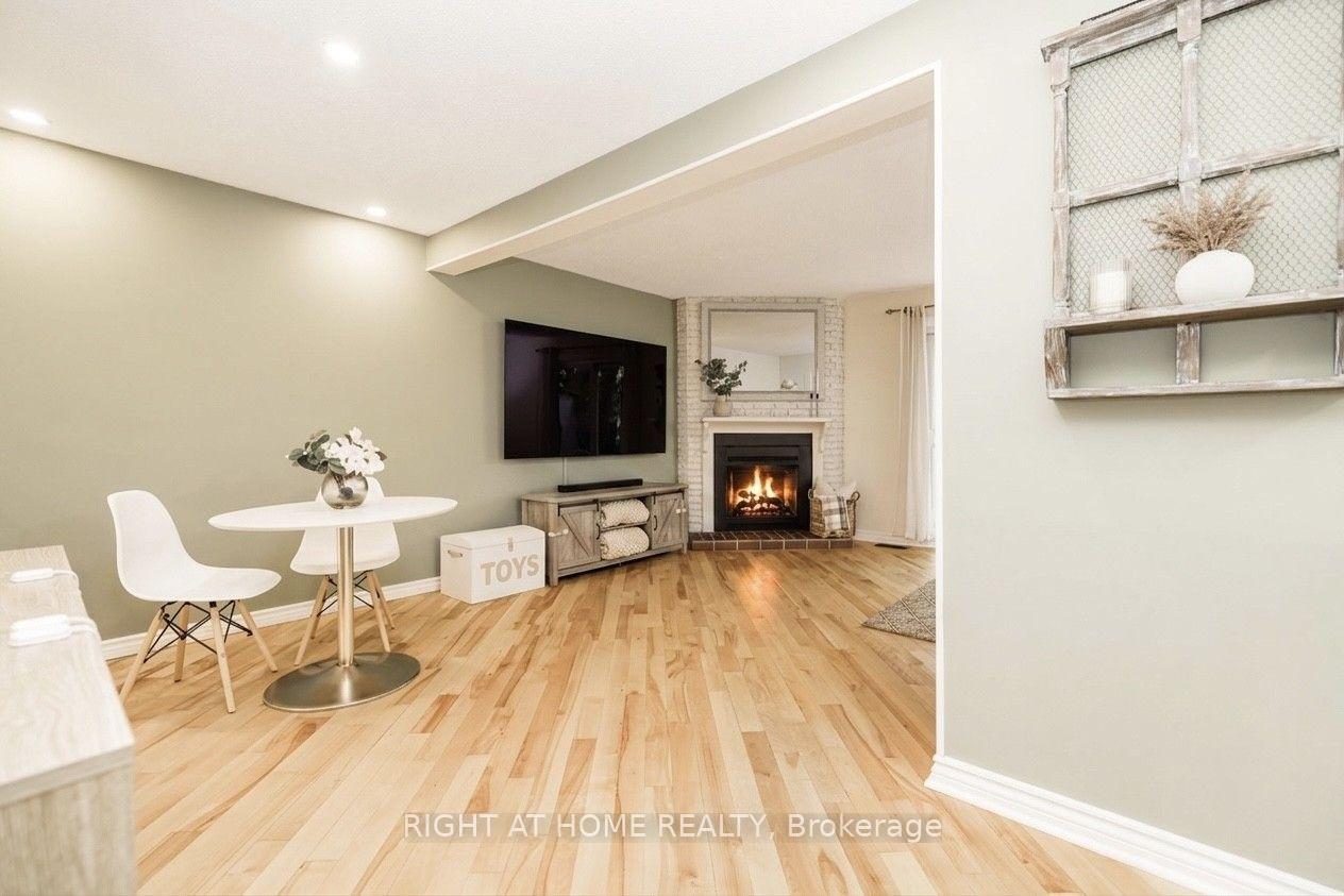 Photo 6 of 30 Berkshire Way, Ottawa, Barrhaven - Pheasant Run — HOMEH