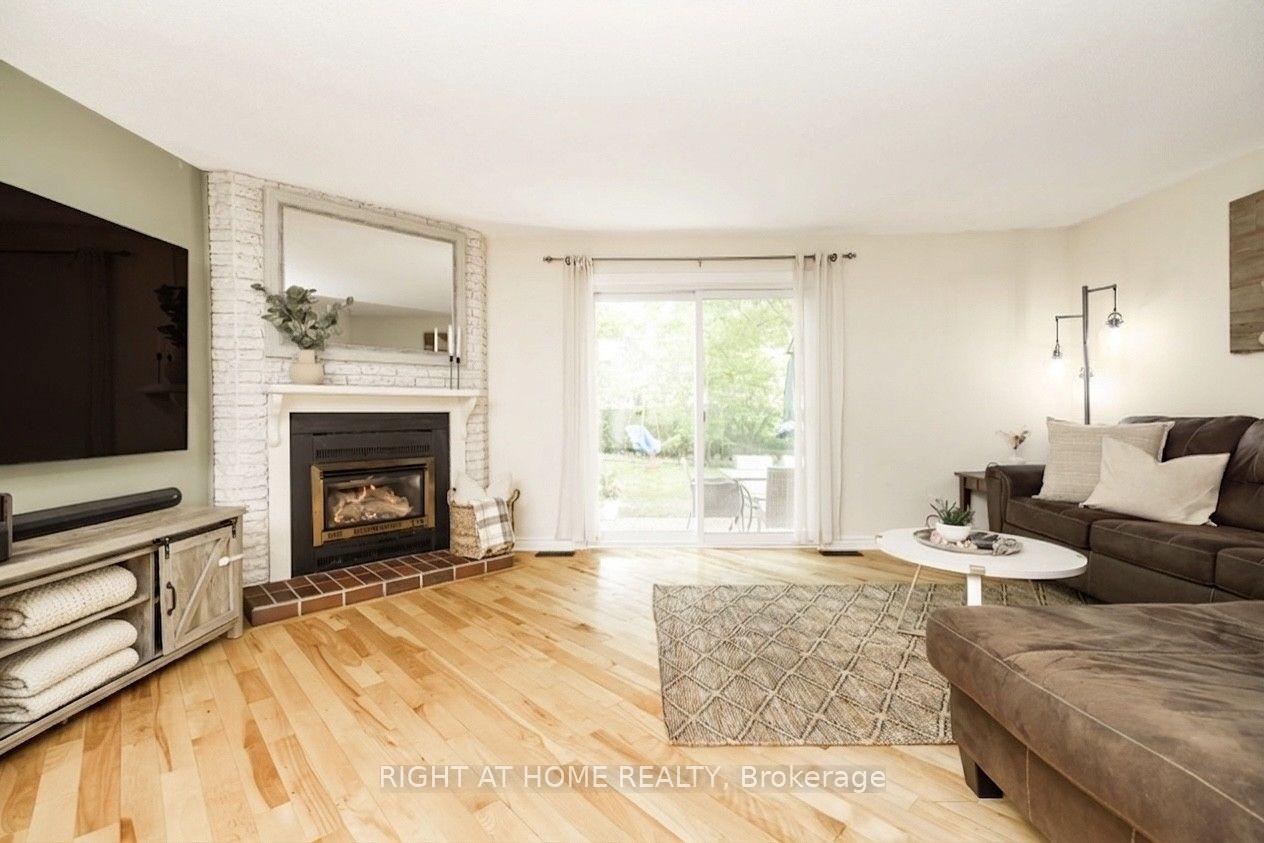 Photo 11 of 30 Berkshire Way, Ottawa, Barrhaven - Pheasant Run — HOMEH
