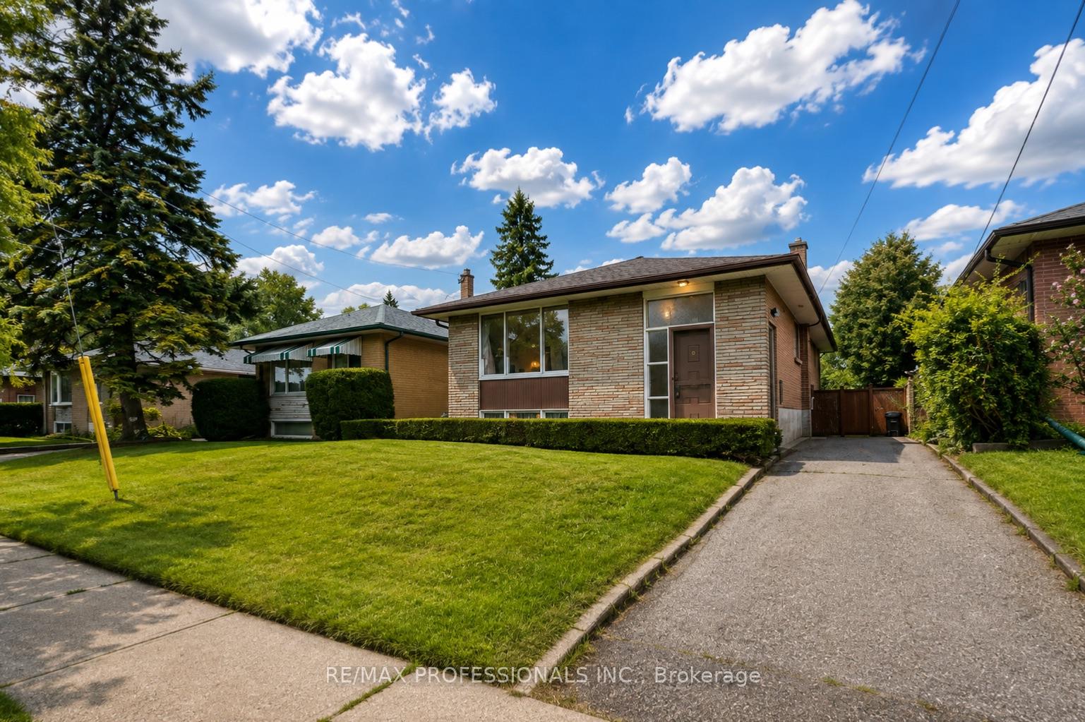 Photo 1 of 28 Baskerville Crescent, Etobicoke, Markland Wood — HOMEH
