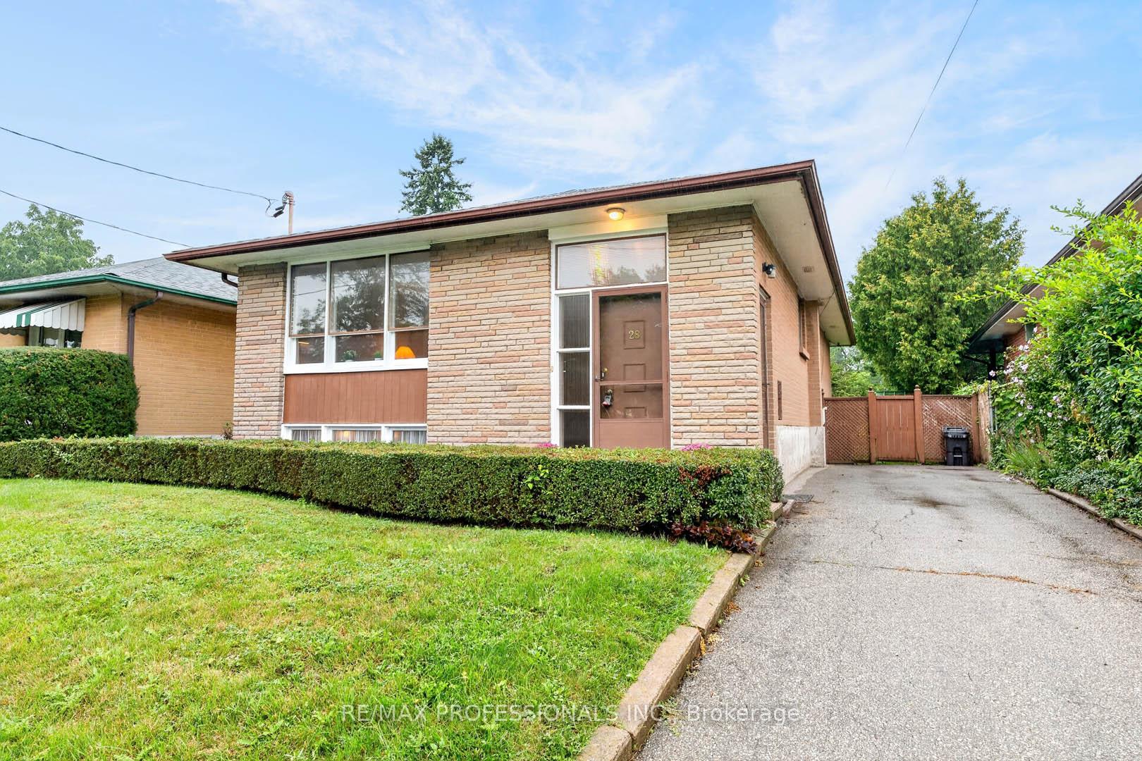 Photo 2 of 28 Baskerville Crescent, Etobicoke, Markland Wood — HOMEH