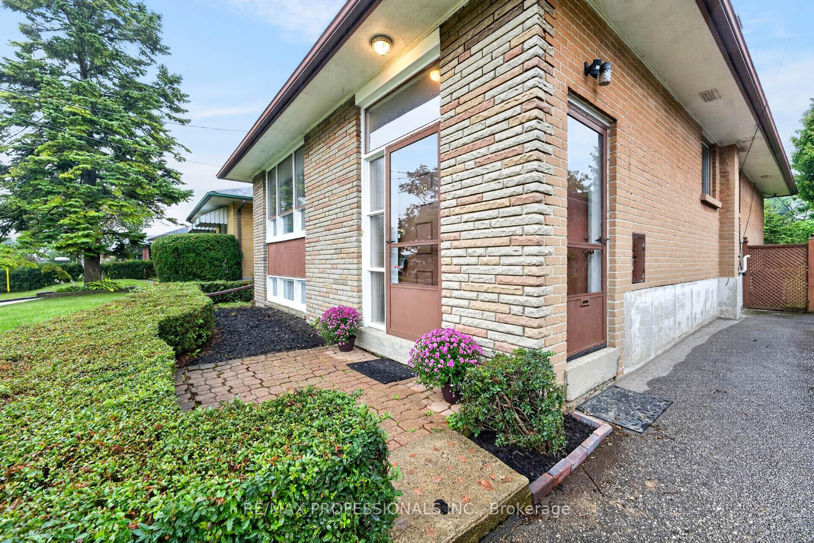 Photo 3 of 28 Baskerville Crescent, Etobicoke, Markland Wood — HOMEH