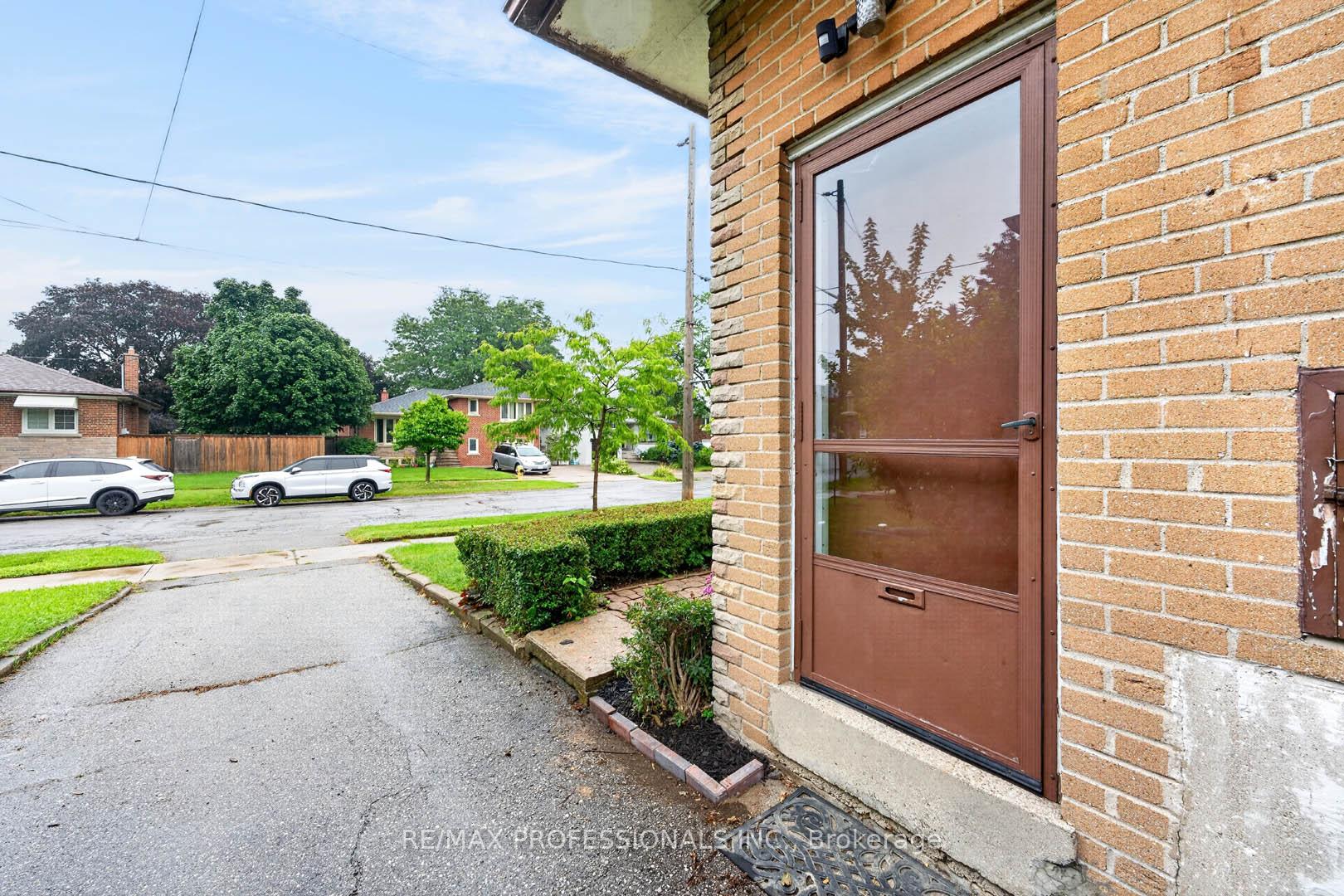 Photo 4 of 28 Baskerville Crescent, Etobicoke, Markland Wood — HOMEH