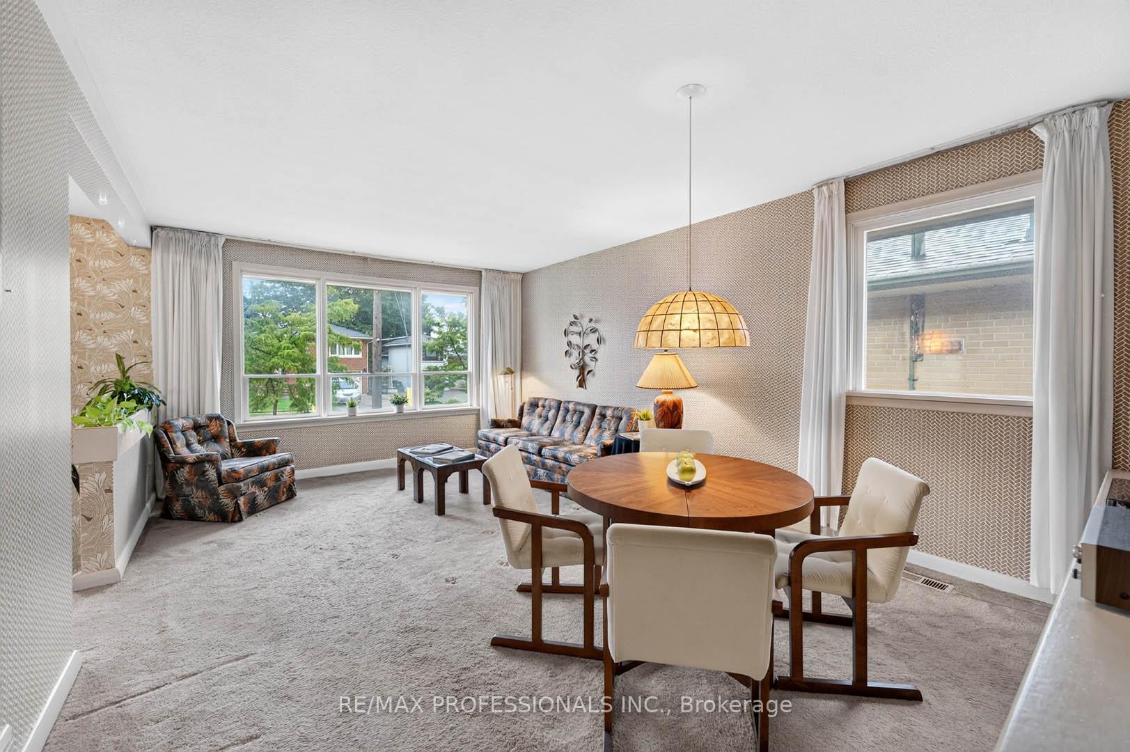 Photo 6 of 28 Baskerville Crescent, Etobicoke, Markland Wood — HOMEH
