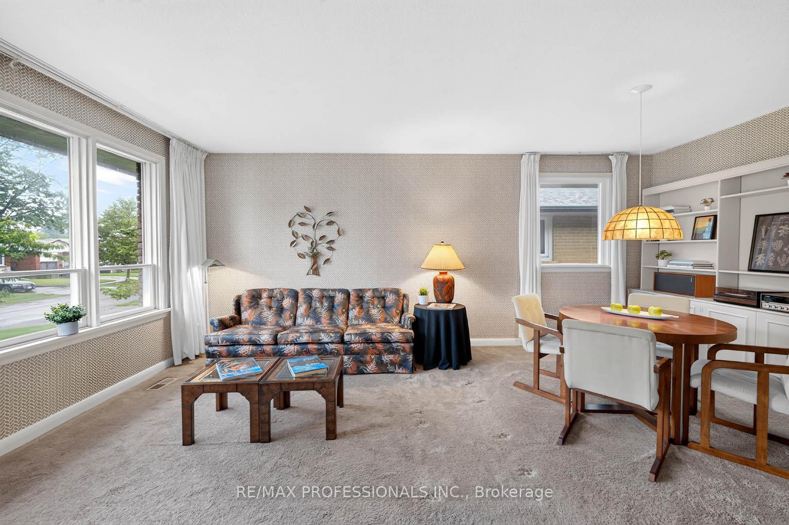 Photo 7 of 28 Baskerville Crescent, Etobicoke, Markland Wood — HOMEH
