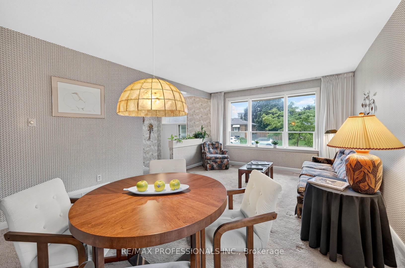 Photo 12 of 28 Baskerville Crescent, Etobicoke, Markland Wood — HOMEH