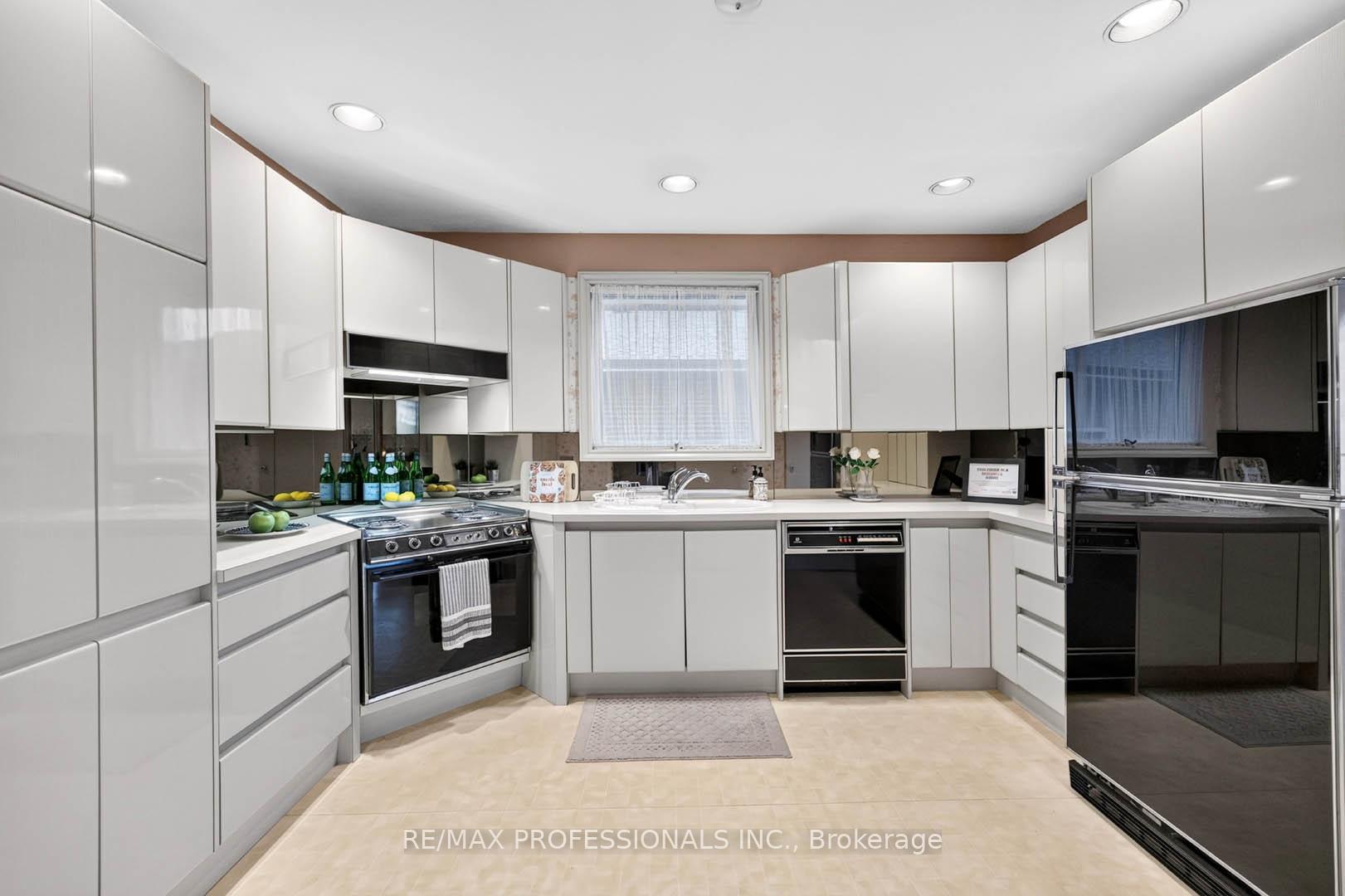 Photo 13 of 28 Baskerville Crescent, Etobicoke, Markland Wood — HOMEH