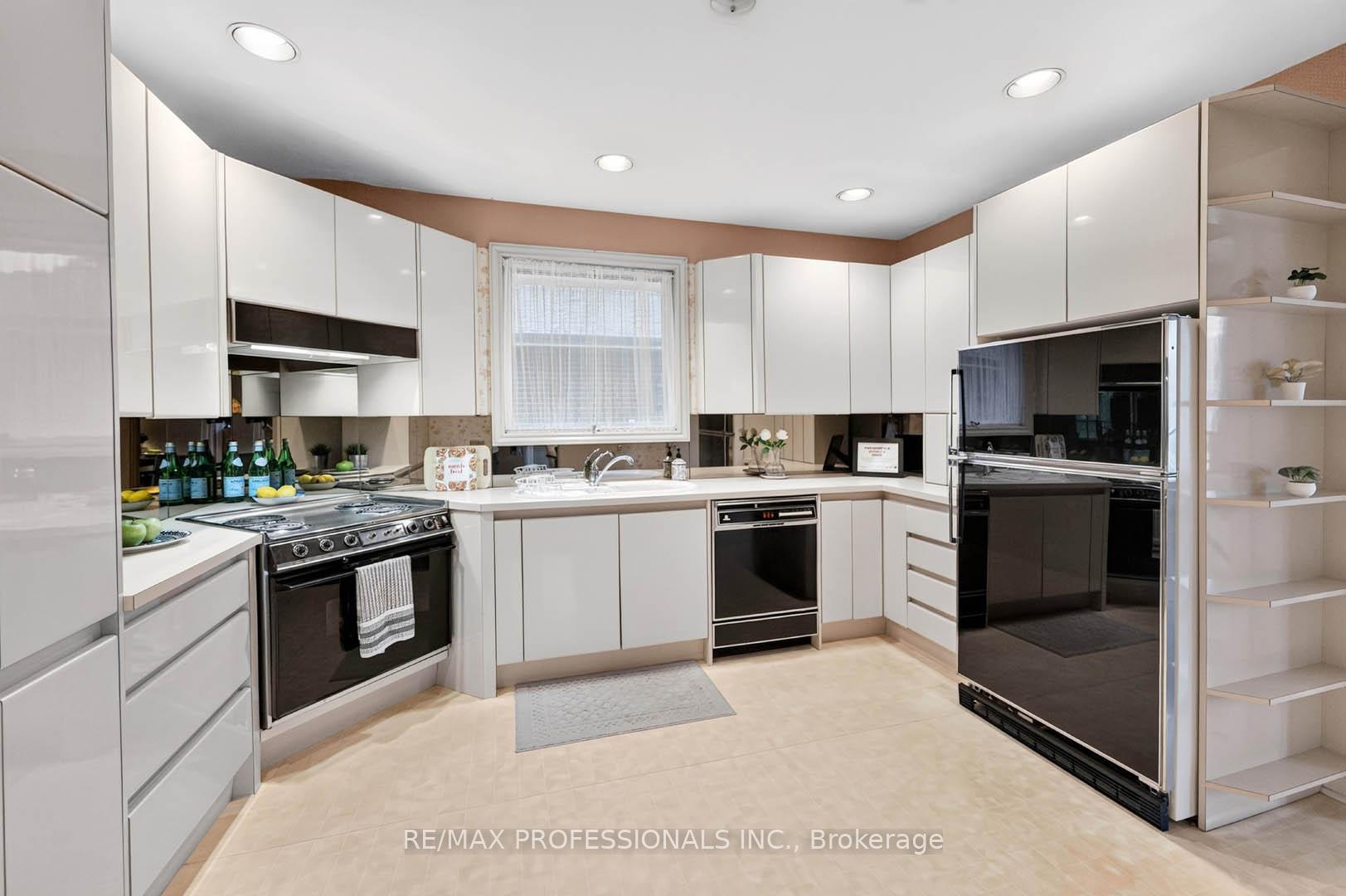 Photo 14 of 28 Baskerville Crescent, Etobicoke, Markland Wood — HOMEH