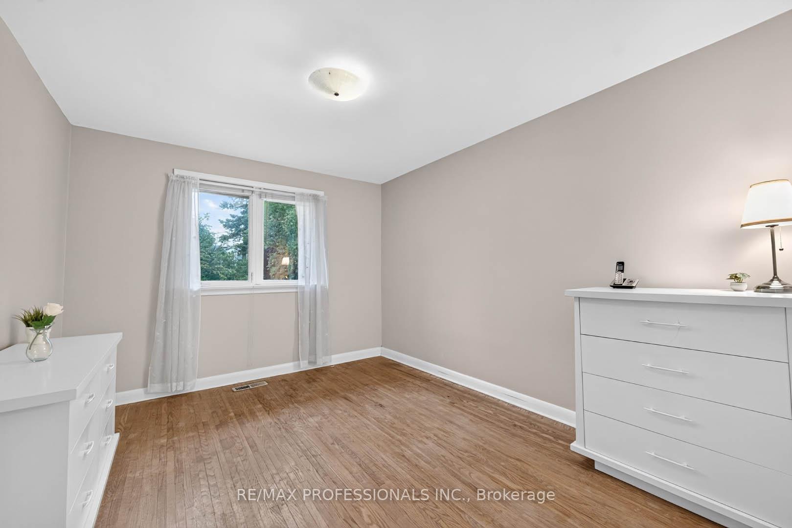 Photo 20 of 28 Baskerville Crescent, Etobicoke, Markland Wood — HOMEH