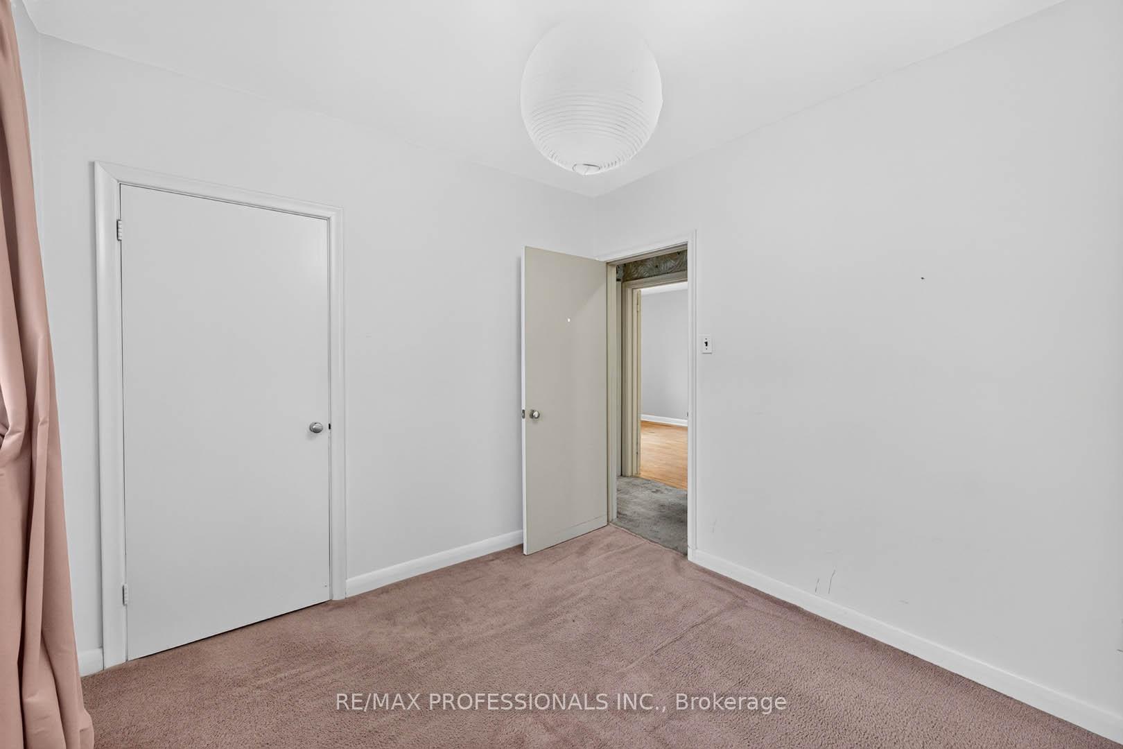 Photo 22 of 28 Baskerville Crescent, Etobicoke, Markland Wood — HOMEH