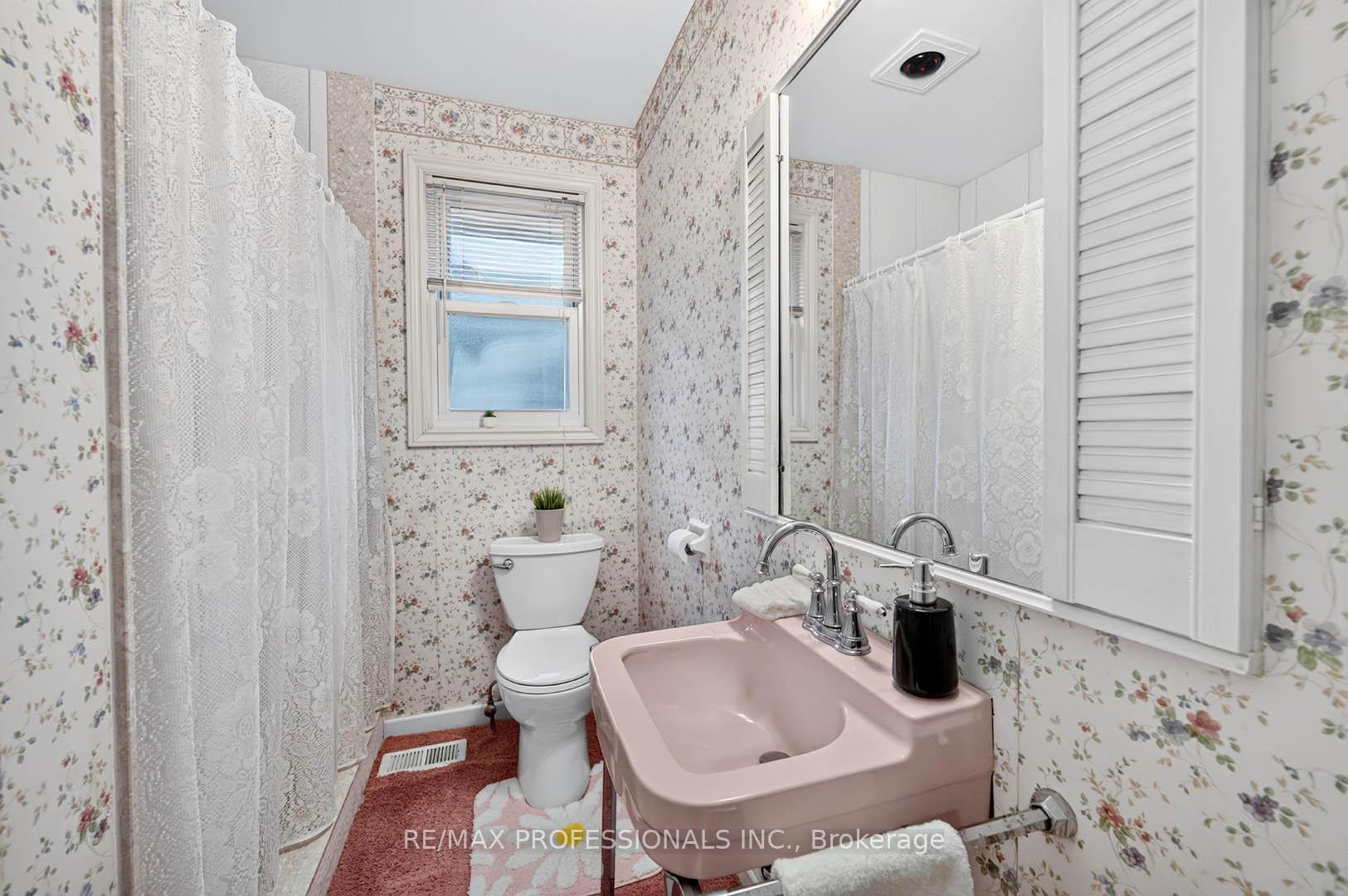 Photo 24 of 28 Baskerville Crescent, Etobicoke, Markland Wood — HOMEH