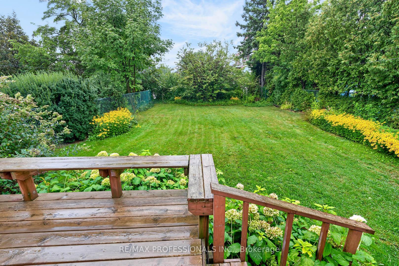 Photo 25 of 28 Baskerville Crescent, Etobicoke, Markland Wood — HOMEH