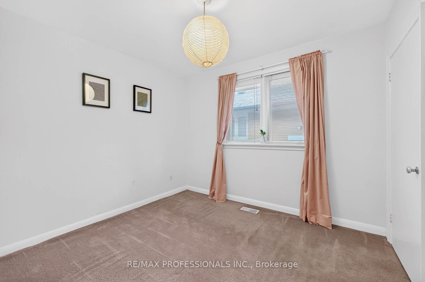 Photo 33 of 28 Baskerville Crescent, Etobicoke, Markland Wood — HOMEH