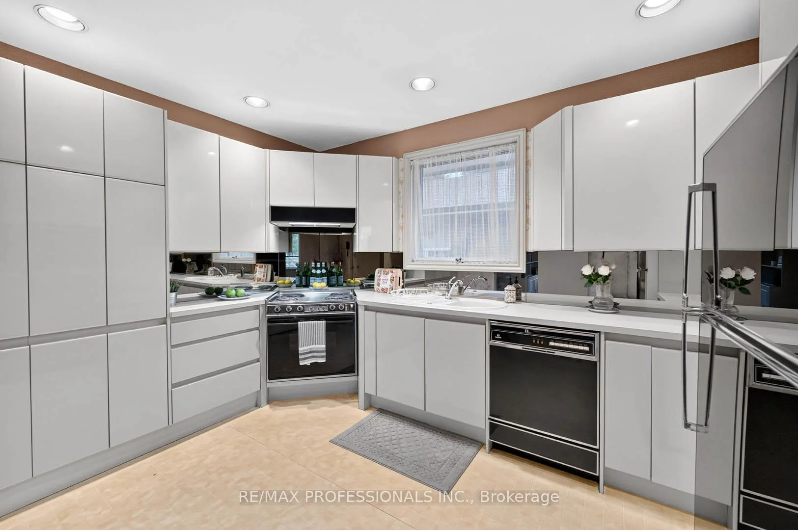 Photo 17 of 28 Baskerville Crescent, Etobicoke, Markland Wood — HOMEH