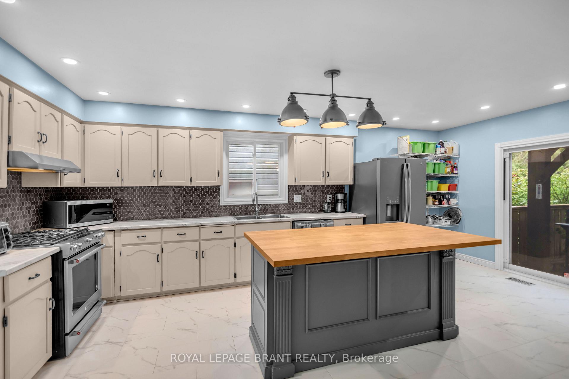 Photo 13 of 490 Devonshire Avenue, Woodstock, Woodstock - North — HOMEH