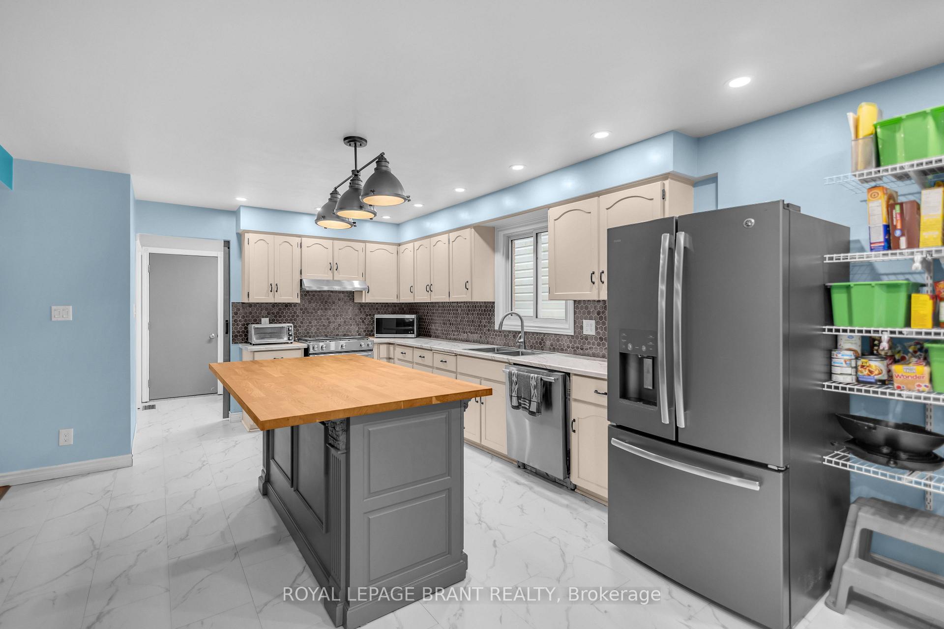 Photo 15 of 490 Devonshire Avenue, Woodstock, Woodstock - North — HOMEH