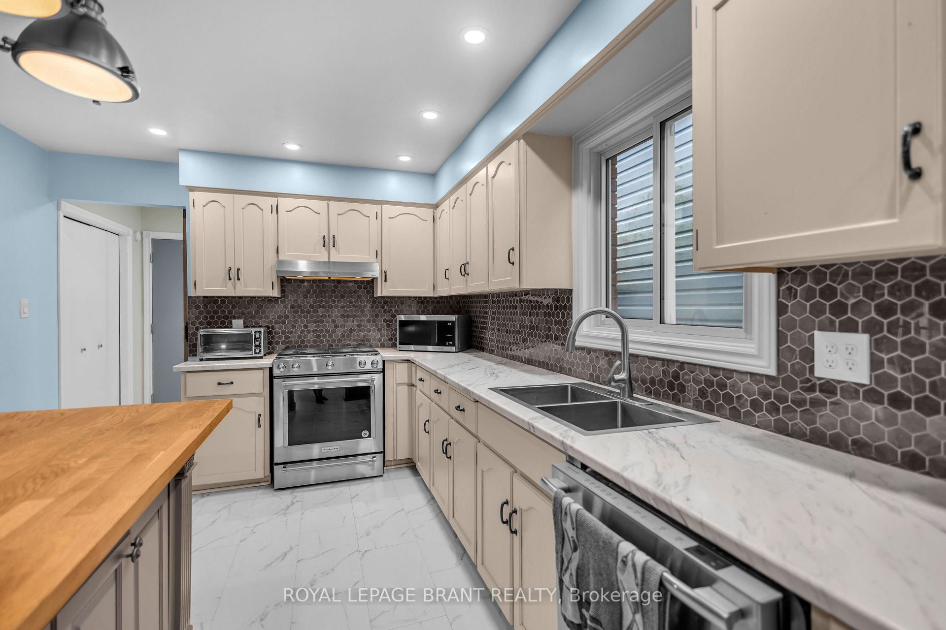 Photo 16 of 490 Devonshire Avenue, Woodstock, Woodstock - North — HOMEH