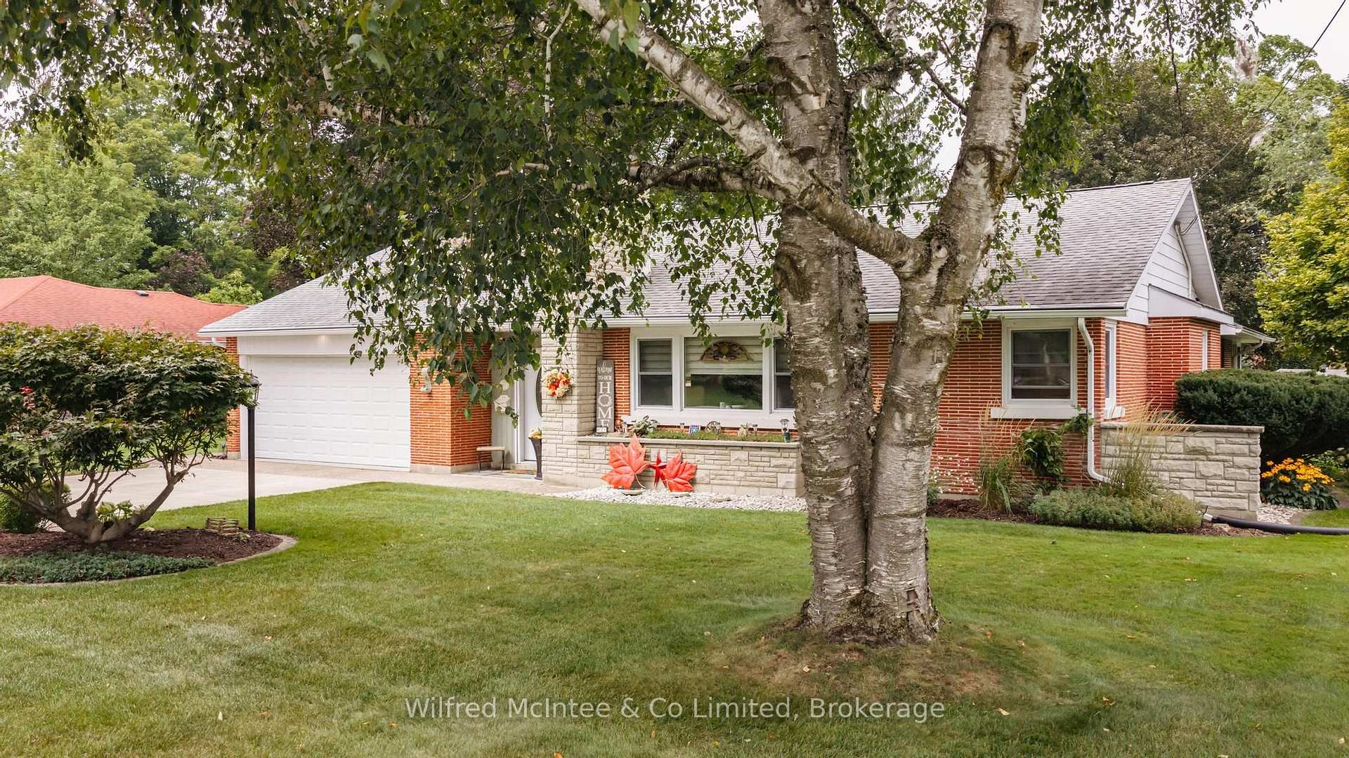 Photo 2 of 31 Johnstone Boulevard, Brockton — HOMEH