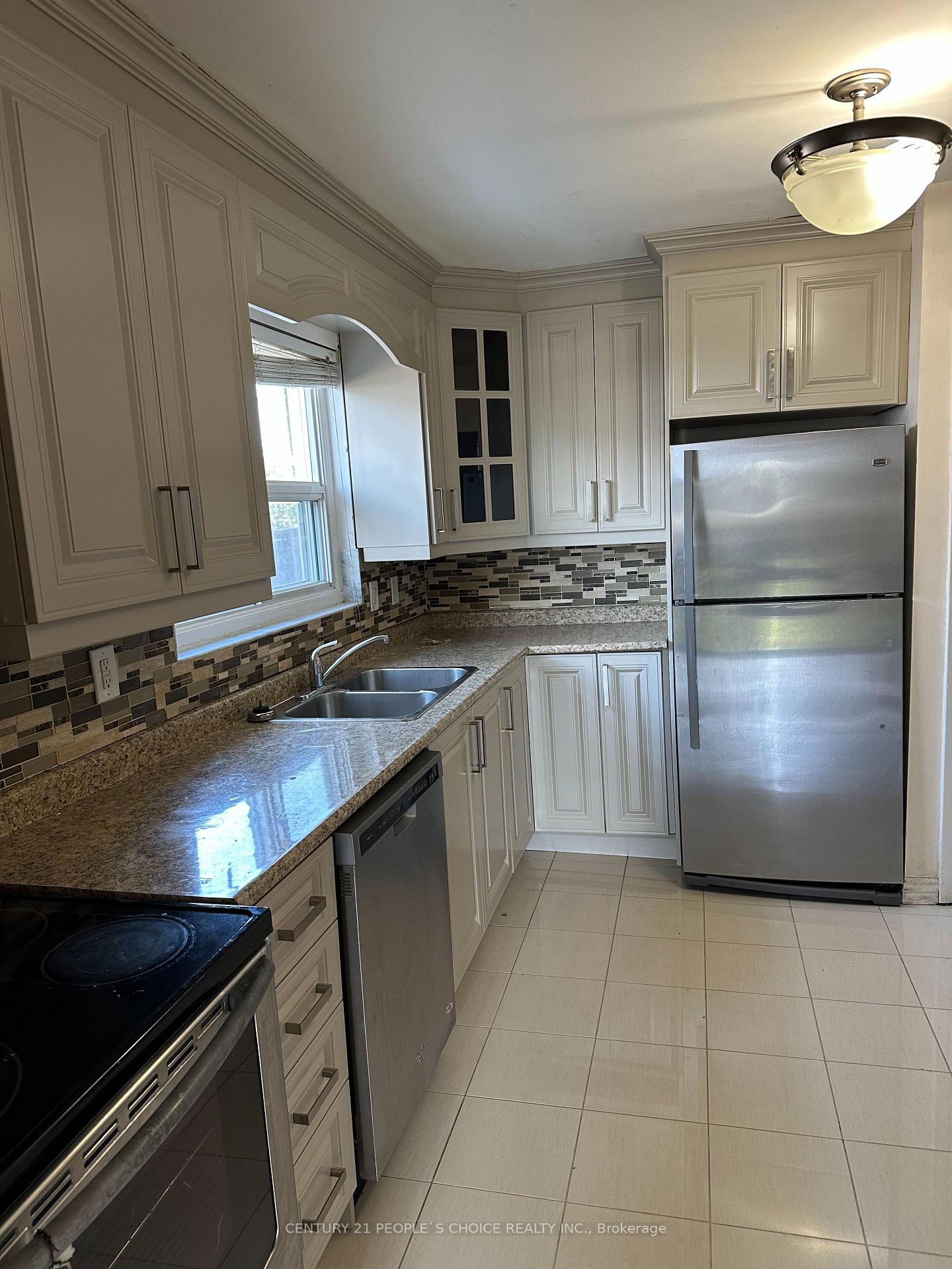 Photo 2 of Unit Upper, 72 Cathcart Crescent, Brampton, Avondale — HOMEH