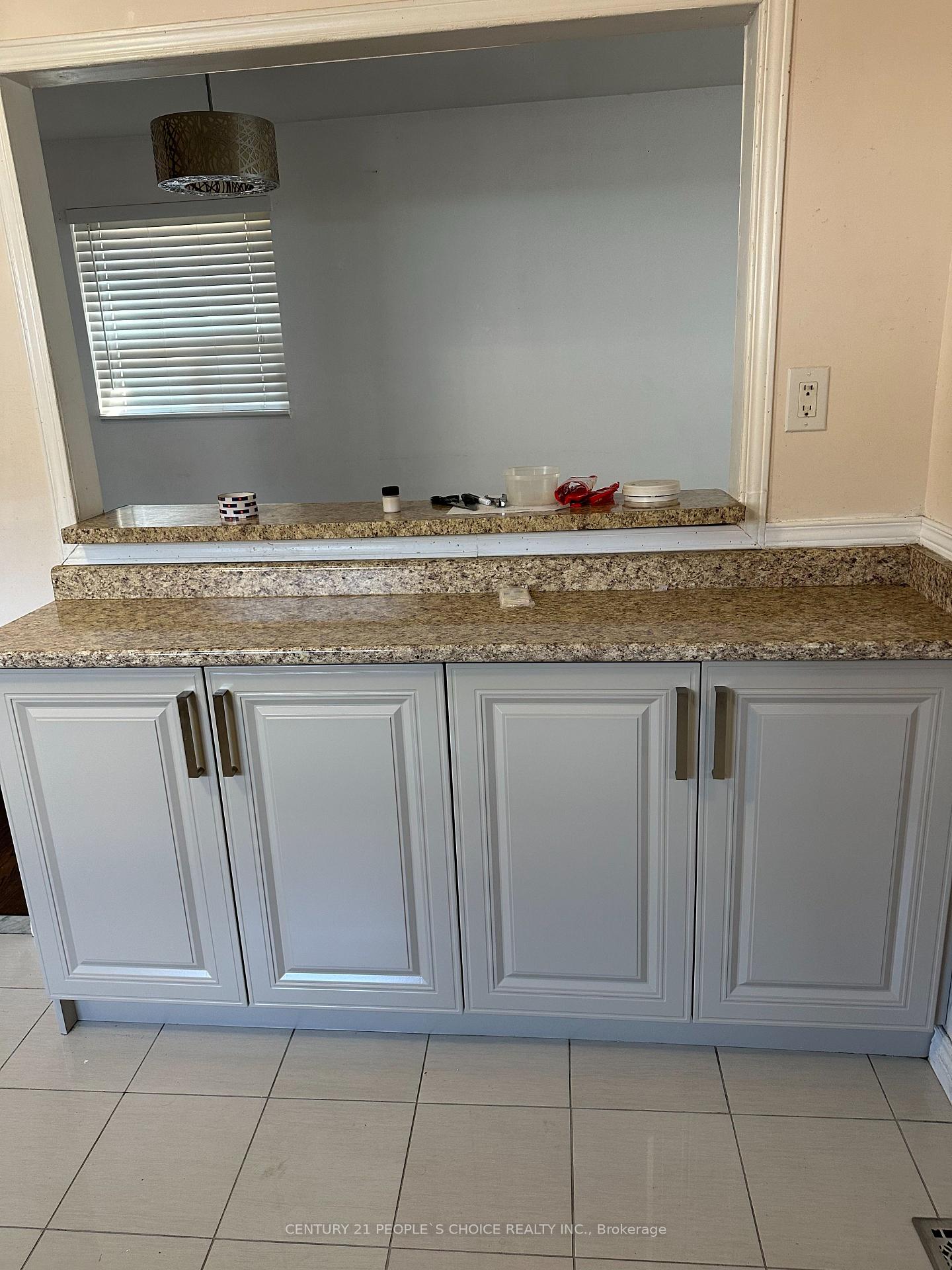 Photo 3 of Unit Upper, 72 Cathcart Crescent, Brampton, Avondale — HOMEH