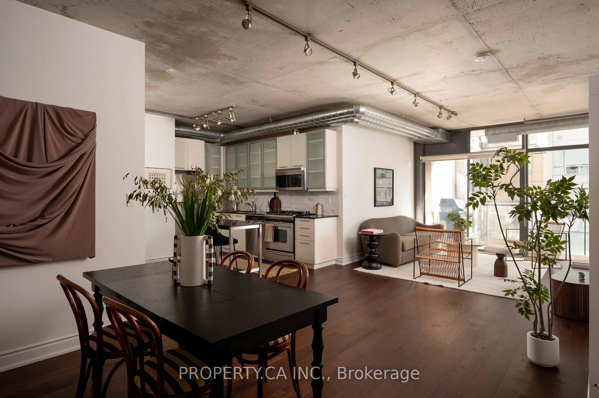 Front of Unit 605, 533 Richmond Street W