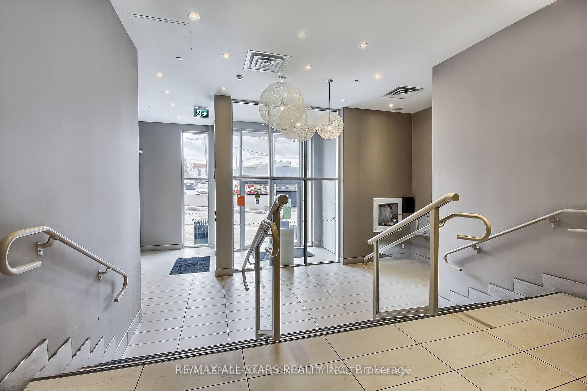 Photo 4 of Unit 609, 15277 Yonge Street S, Aurora, Aurora Village — HOMEH