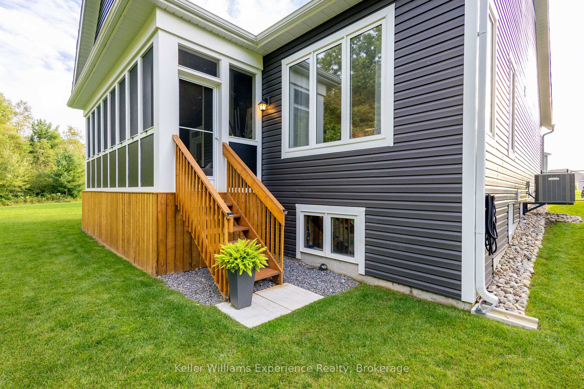 Photo 23 of 38 Dyer Crescent, Bracebridge, Macaulay — HOMEH