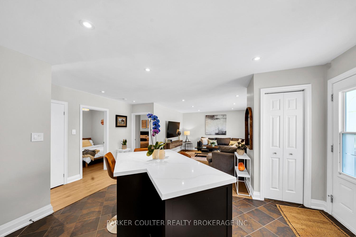 Photo 12 of 7 Oakley Park Square, Barrie, Wellington — HOMEH