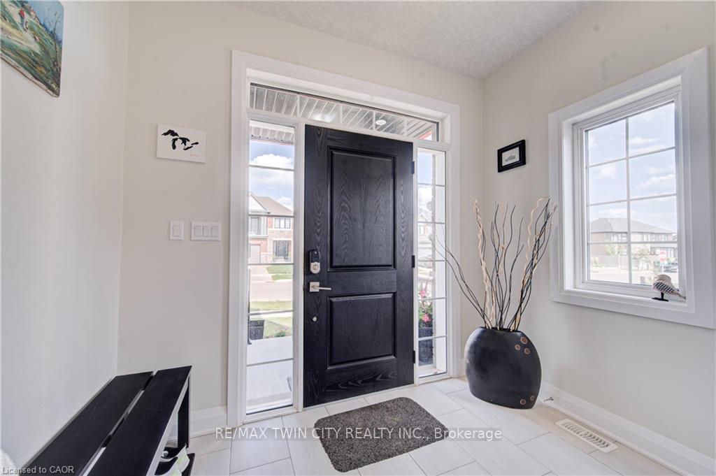 Photo 4 of 719 Wood Lily Street, Waterloo, Columbia Forest/Clair Hills — HOMEH