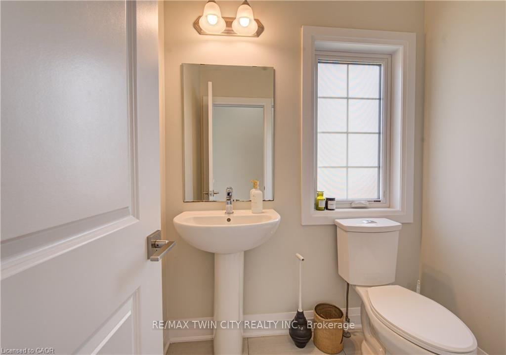 Photo 5 of 719 Wood Lily Street, Waterloo, Columbia Forest/Clair Hills — HOMEH