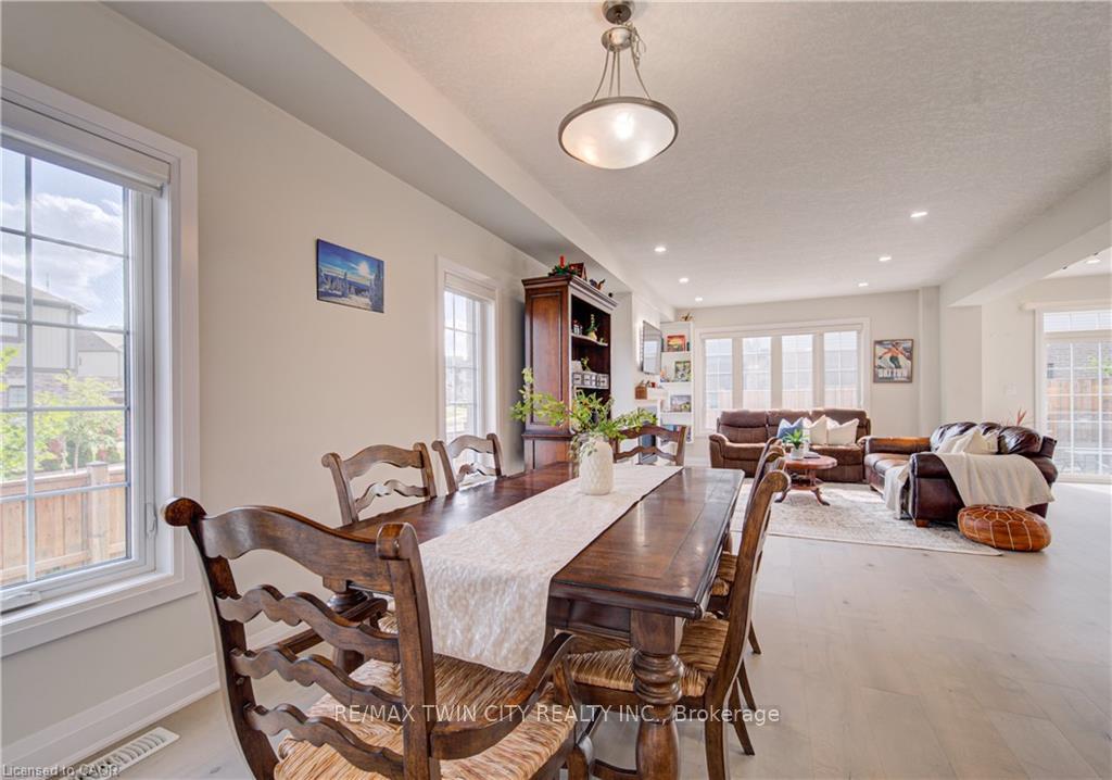 Photo 6 of 719 Wood Lily Street, Waterloo, Columbia Forest/Clair Hills — HOMEH