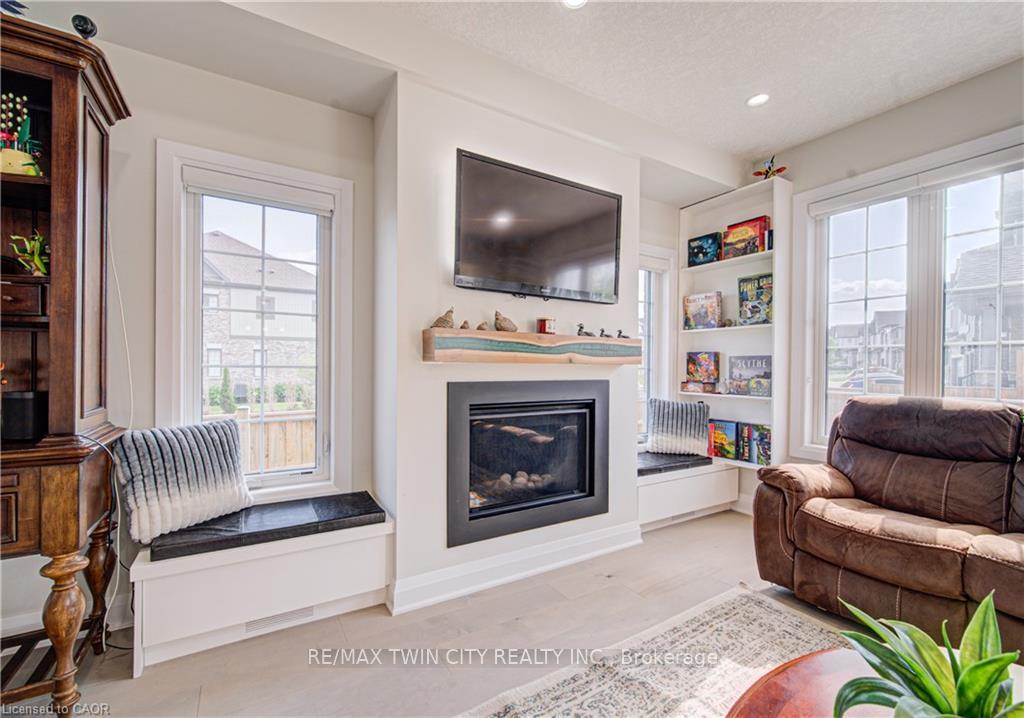 Photo 10 of 719 Wood Lily Street, Waterloo, Columbia Forest/Clair Hills — HOMEH