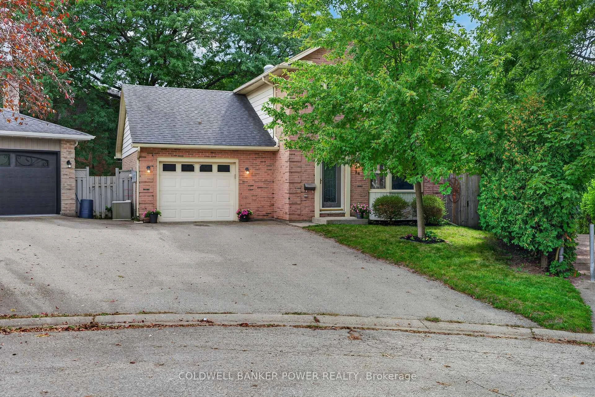 Photo 4 of 34 Comox Court, London, South K — HOMEH